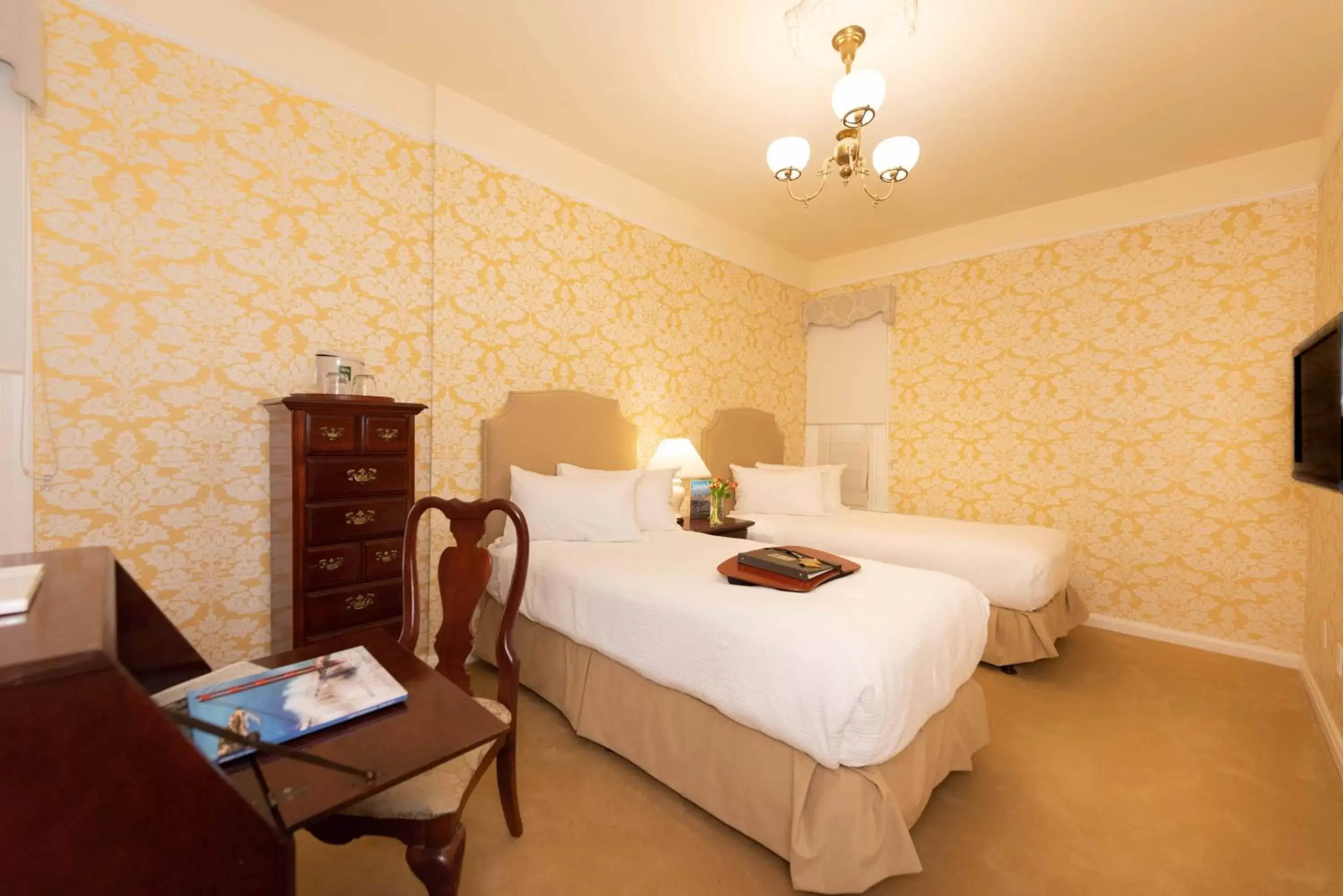 Superior Twin Room in Stanyan Park Hotel Superior Twin Room in Stanyan Park Hotel