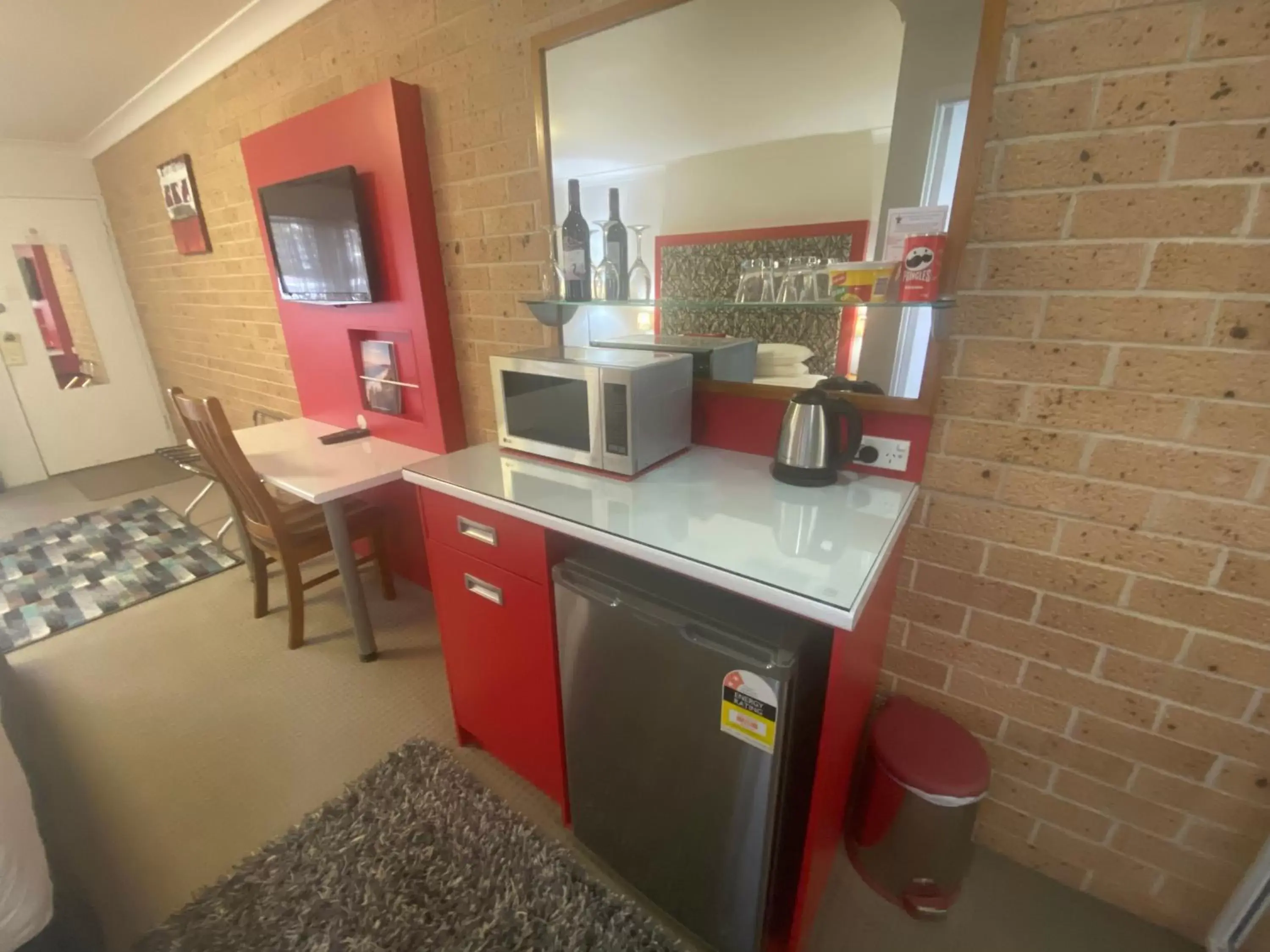 Kitchen/Kitchenette in Avaleen Lodge Motor Inn