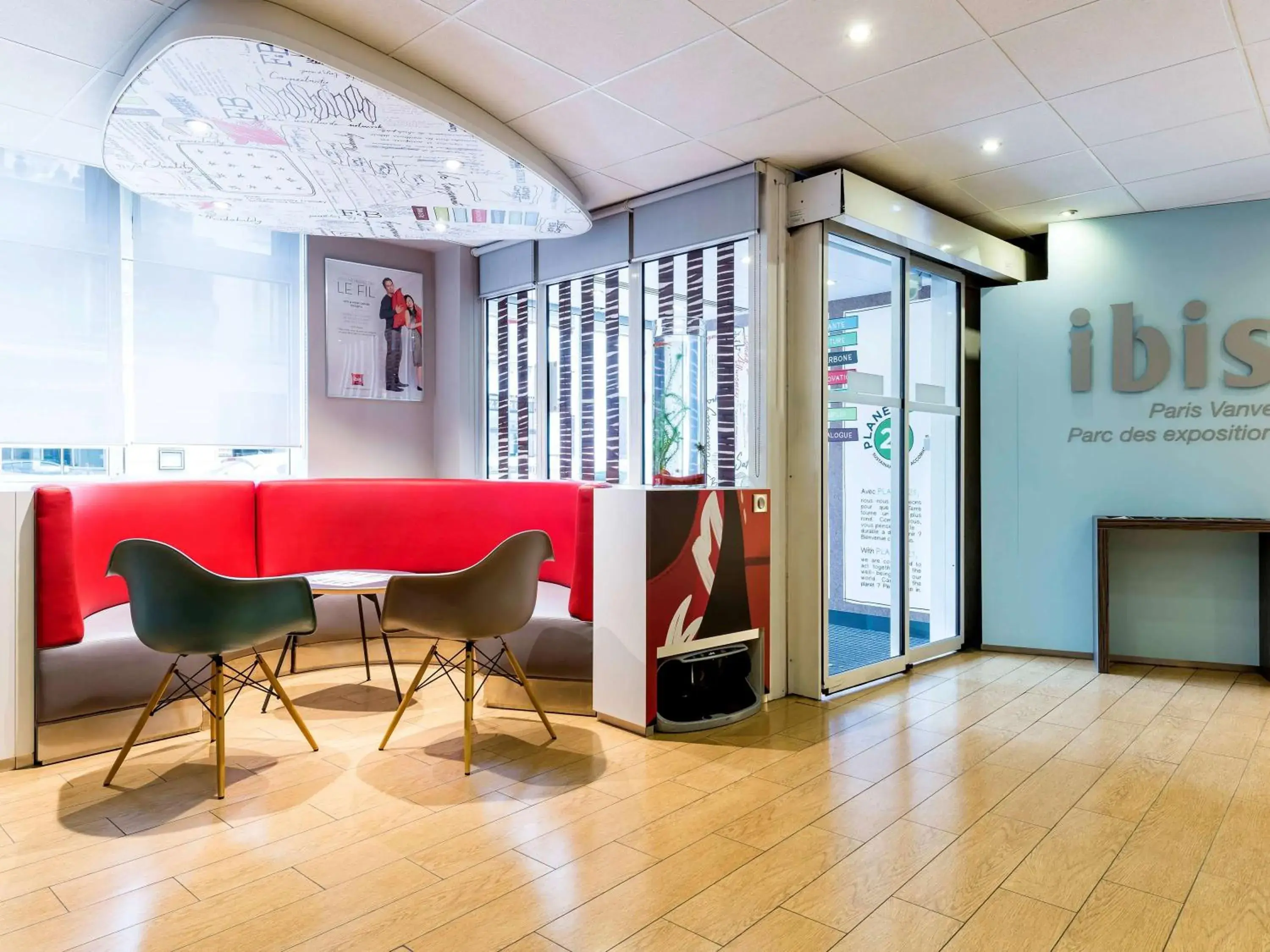 Lounge or bar in ibis Paris Vanves Parc des Expositions Lounge or bar in ibis Paris Vanves Parc des Expositions