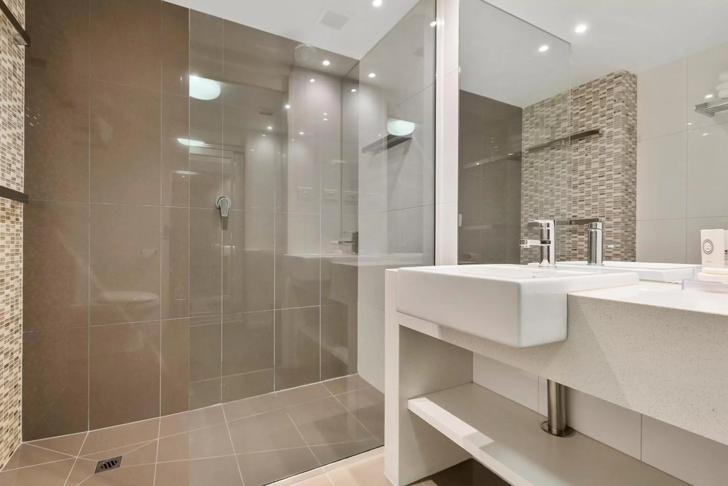 Shower, Bathroom in Quality Hotel Wangaratta Gateway