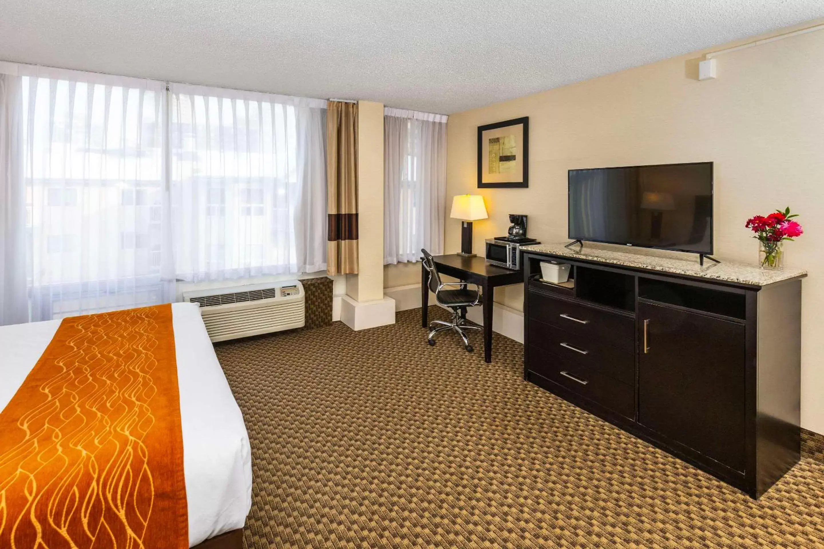 Bedroom, TV/Entertainment Center in Comfort Inn & Suites Downtown Edmonton