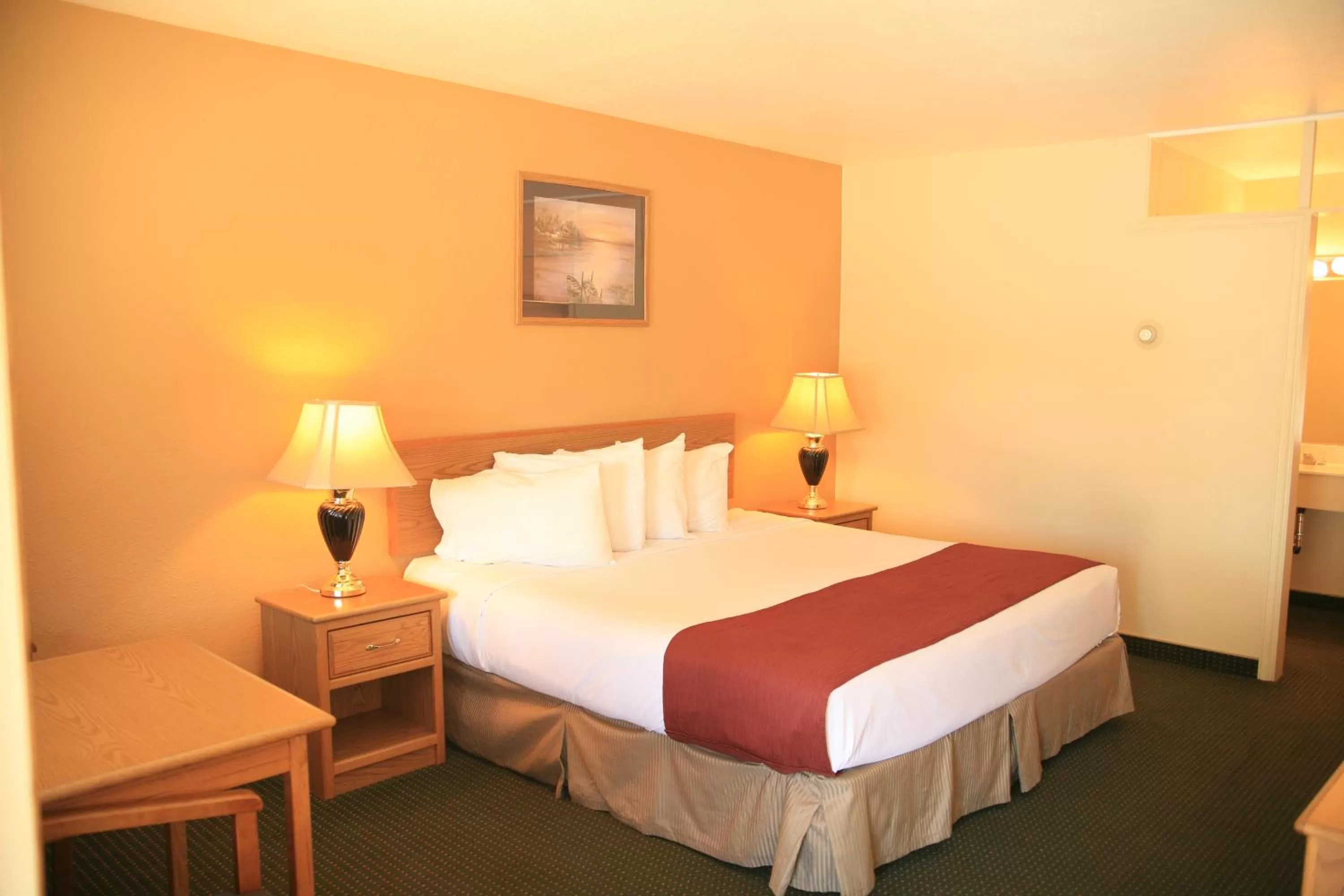 Photo of the whole room, Bed in Black Canyon Motel