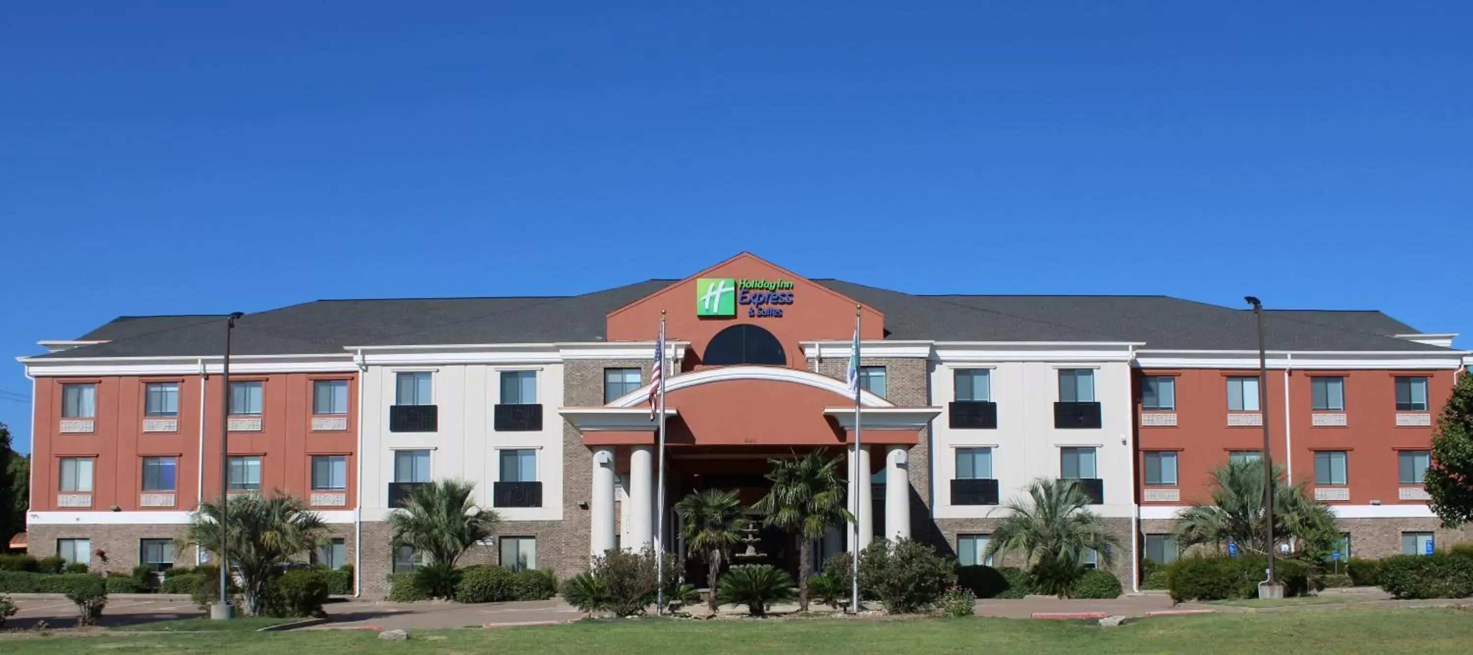 Property building in Holiday Inn Express Hotel and Suites Fairfield-North by IHG Property building in Holiday Inn Express Hotel and Suites Fairfield-North by IHG
