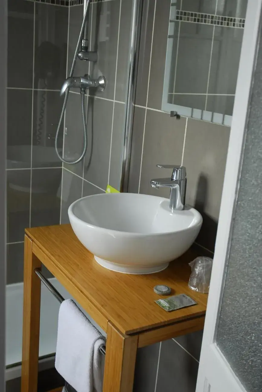 Bedroom, Bathroom in Hotel Mirabeau