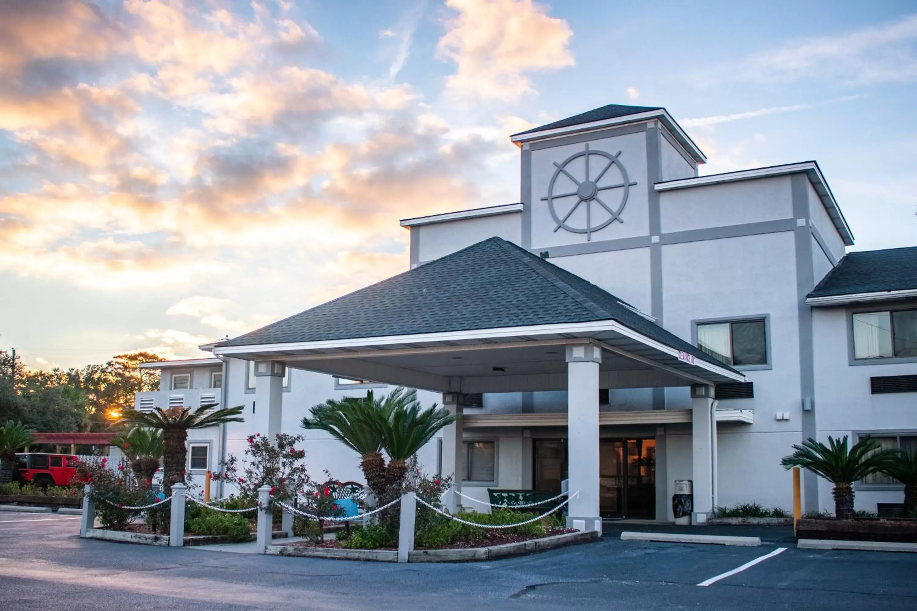 Facade/entrance, Property Building in Admiral's Inn on Tybee Island