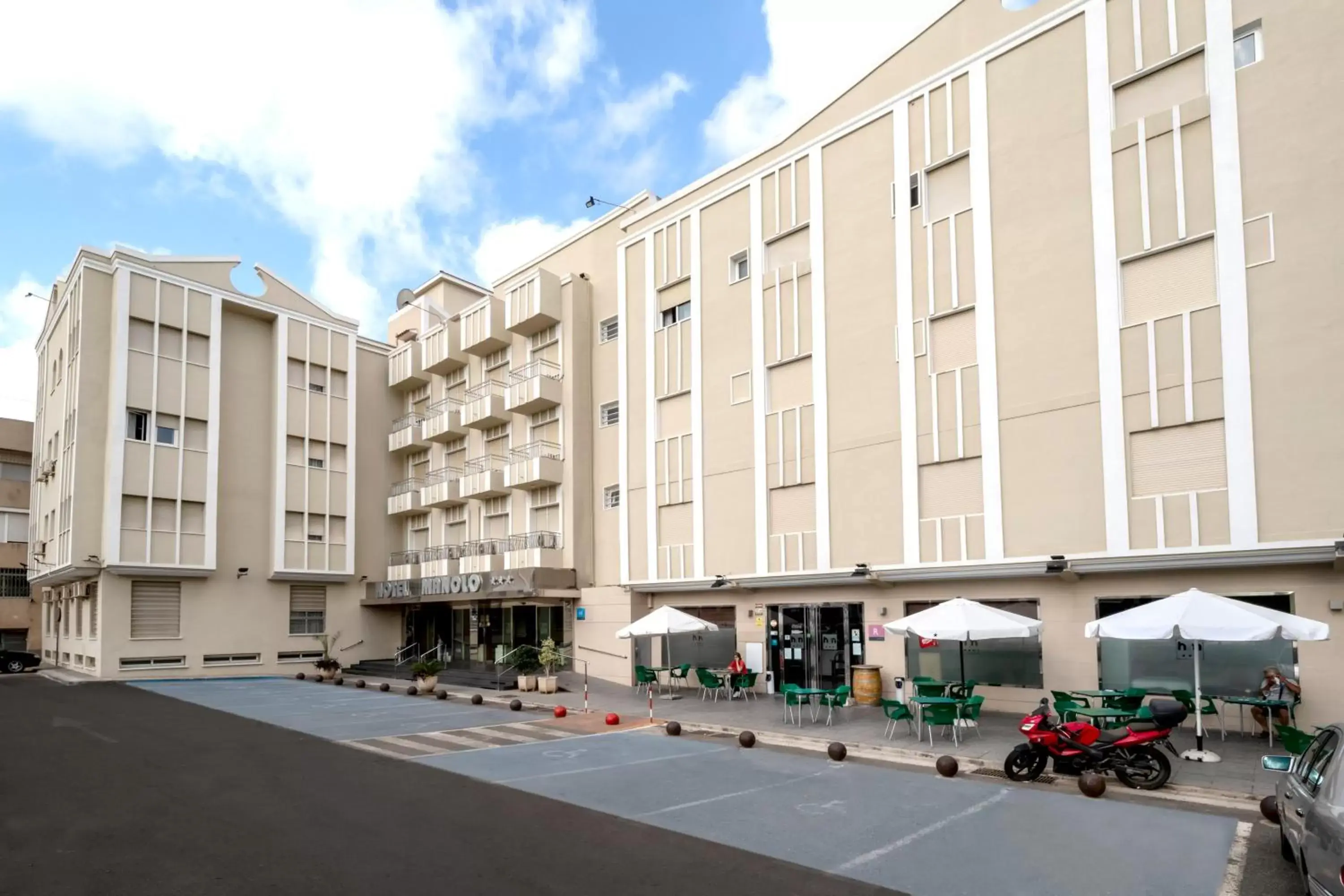 Facade/entrance, Property Building in Manolo