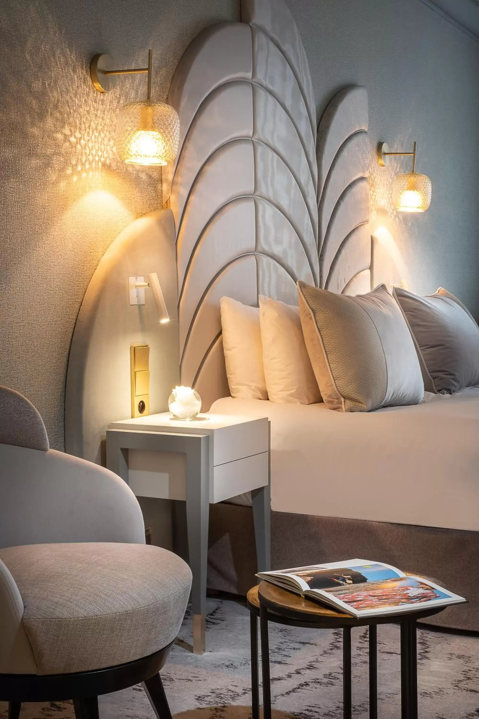Bed, Seating Area in Hôtel le Derby Alma by Inwood Hotels