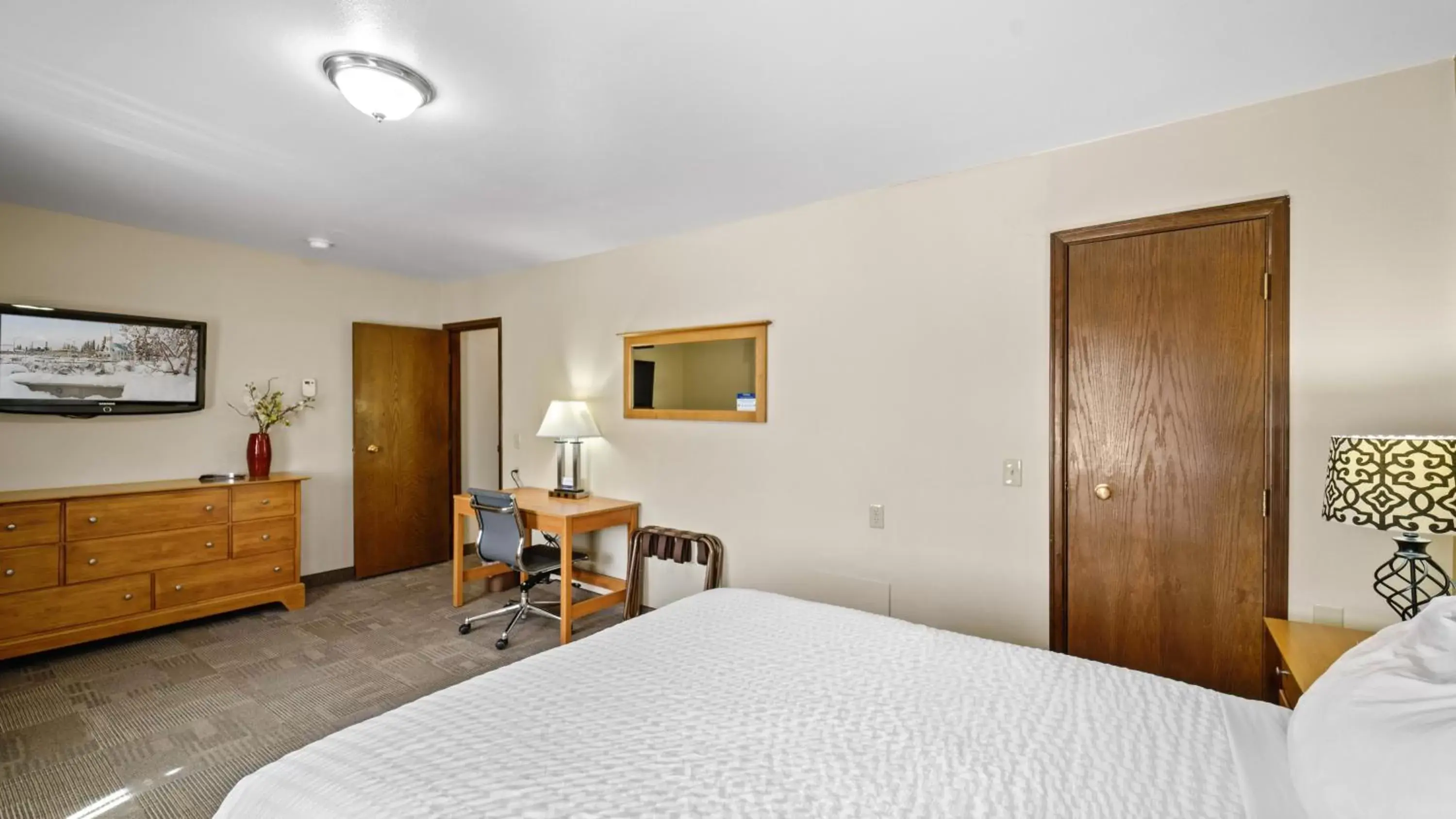 VIP, Bed in Clarion Hotel & Suites Fairbanks near Ft. Wainwright