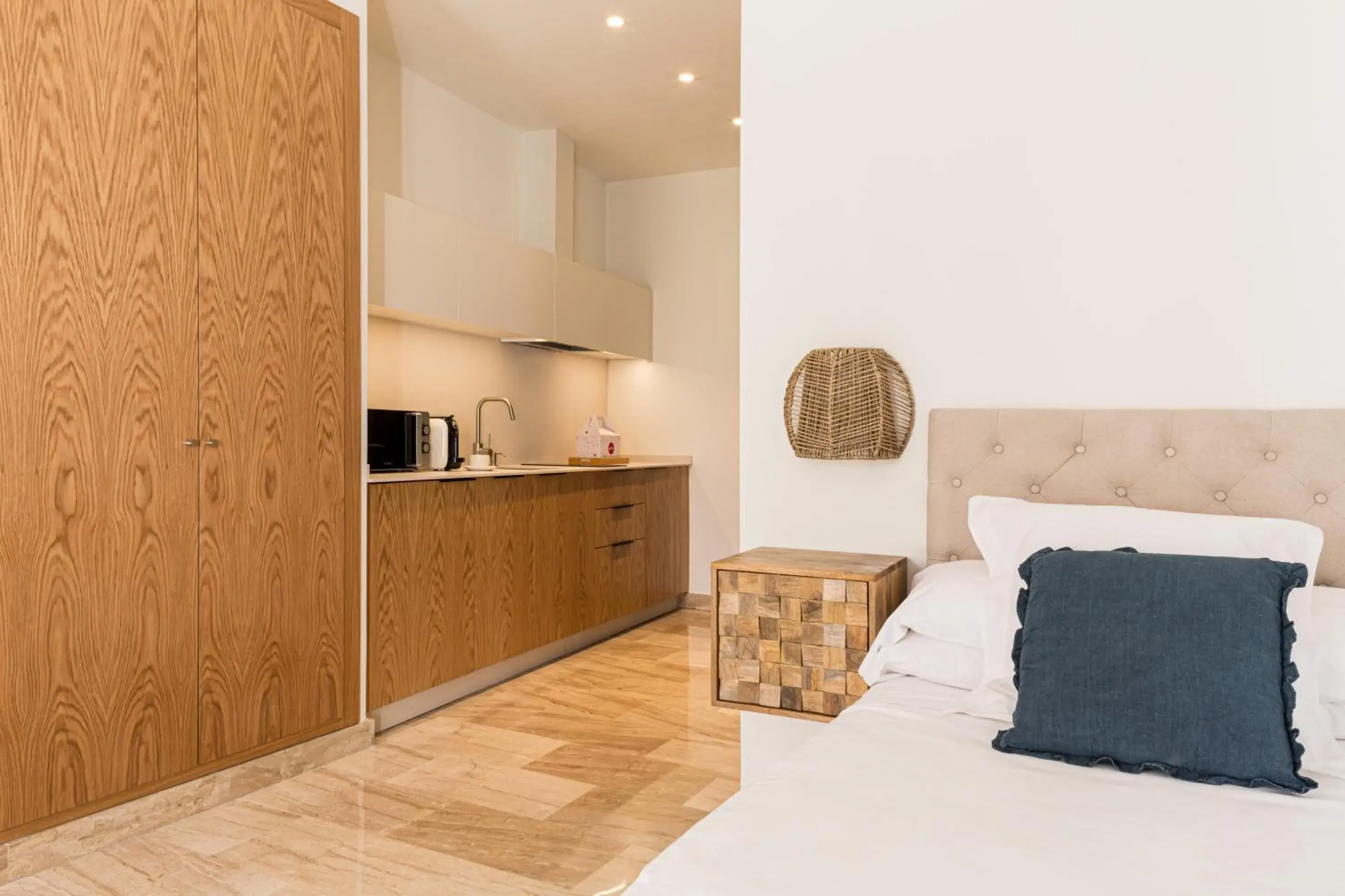 Bed, Kitchen/Kitchenette in Puerta Catedral Apartments