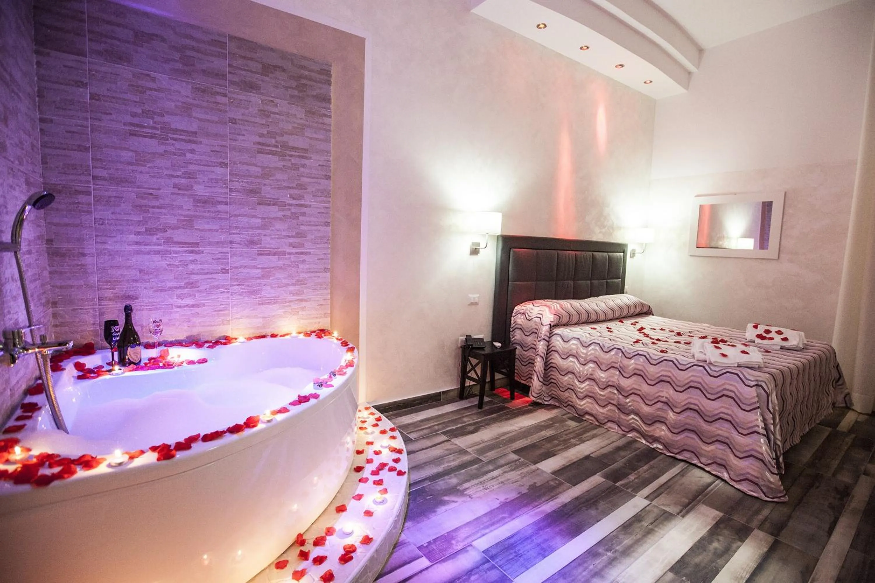 Photo of the whole room, Bed in Napoli Garibaldi Square