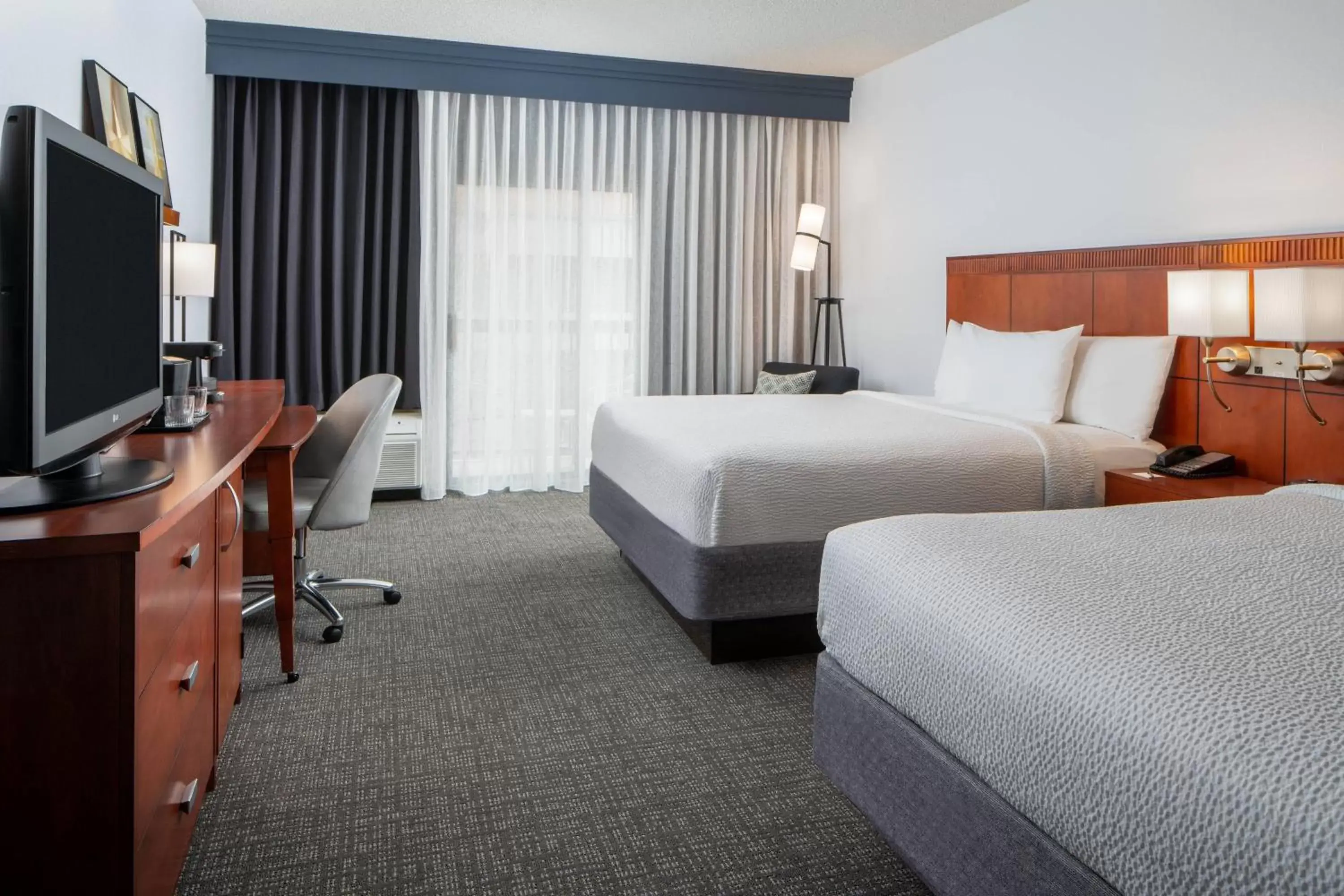 Photo of the whole room, Bed in Courtyard by Marriott Dulles Airport Herndon/Reston
