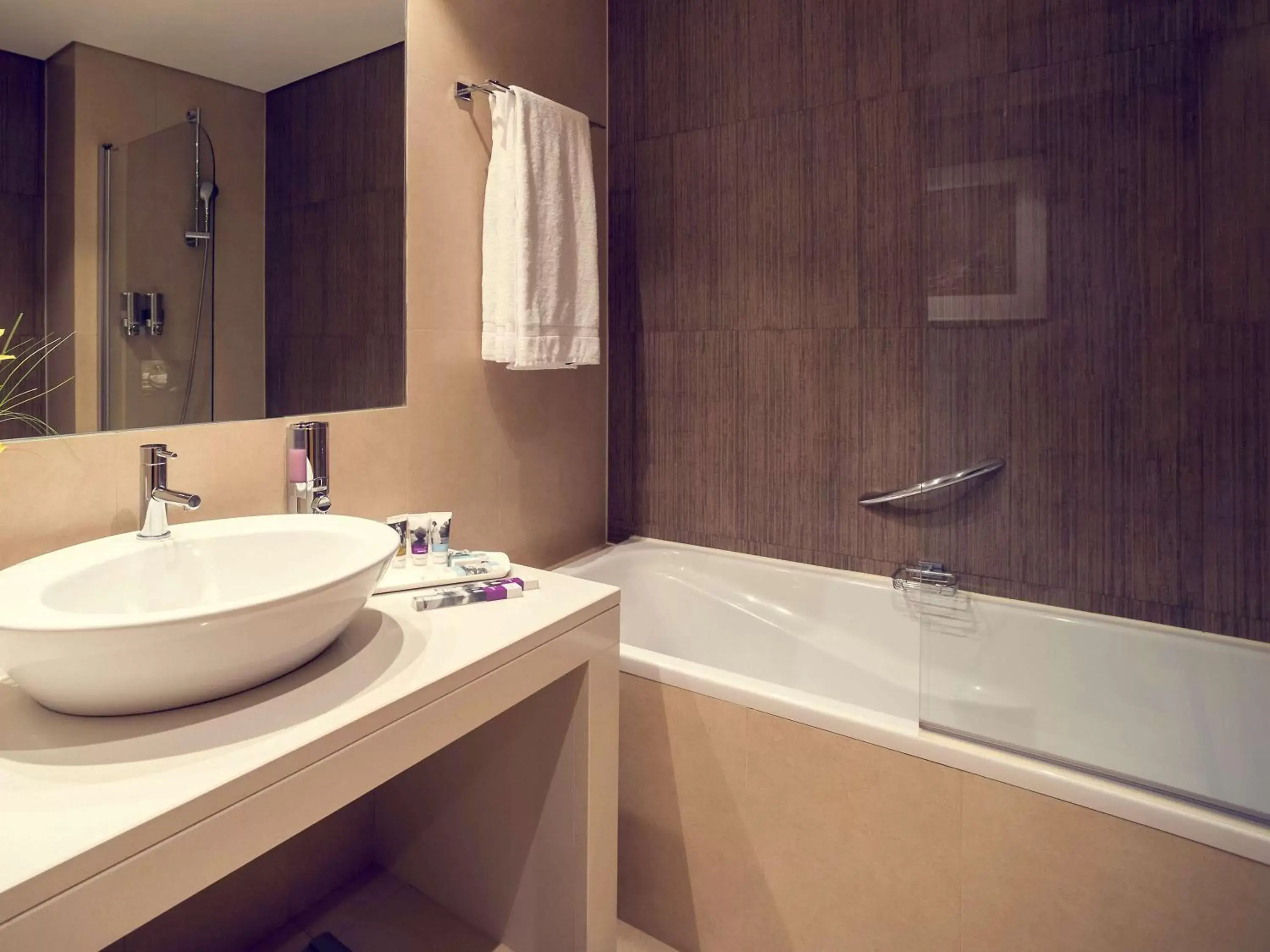 Photo of the whole room, Bathroom in Mercure Lisboa Almada