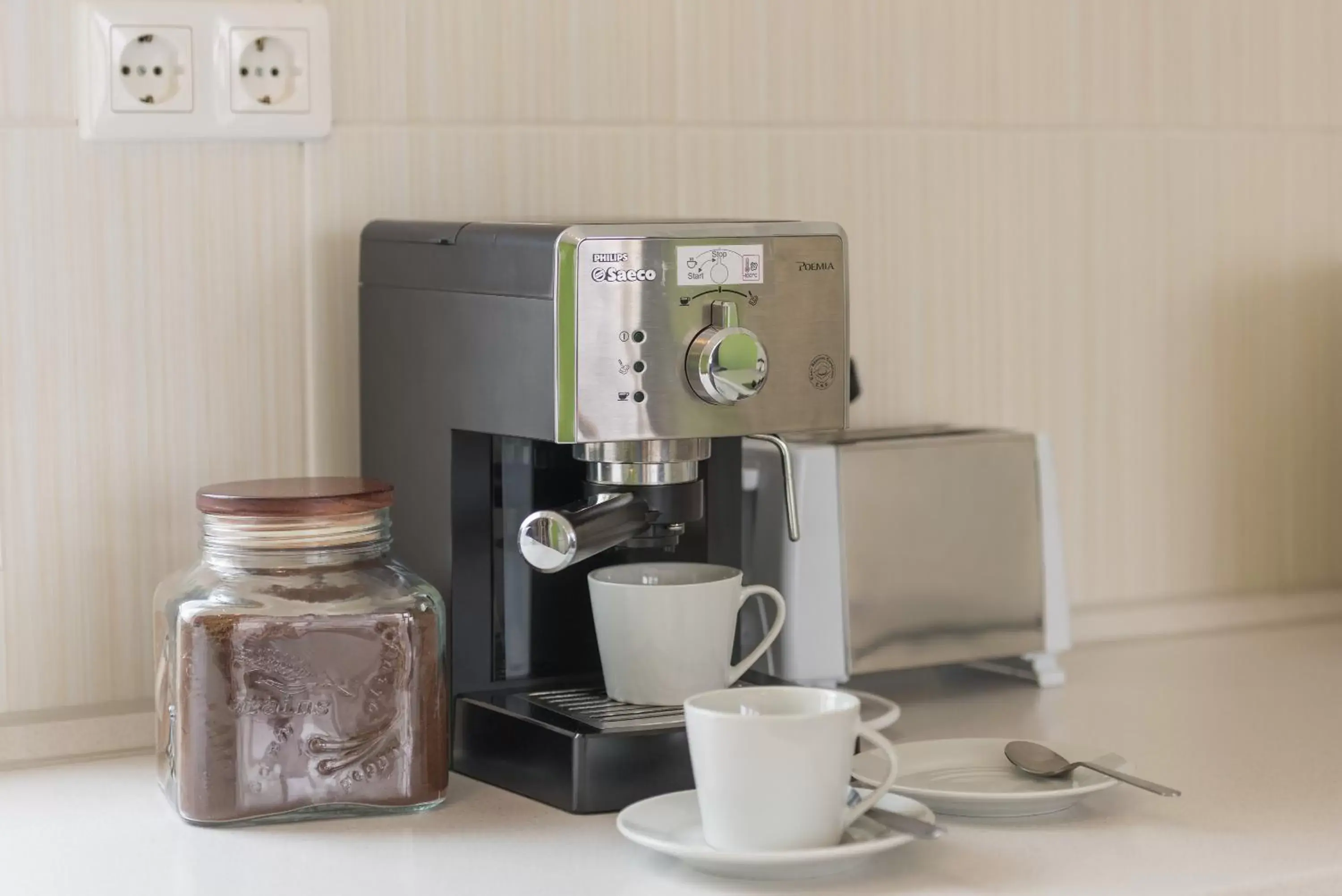 Coffee/tea facilities in Corvin Plaza Apartments & Suites
