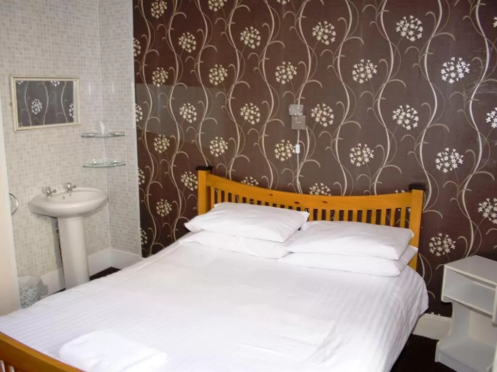 Bedroom, Bed in The Trevross