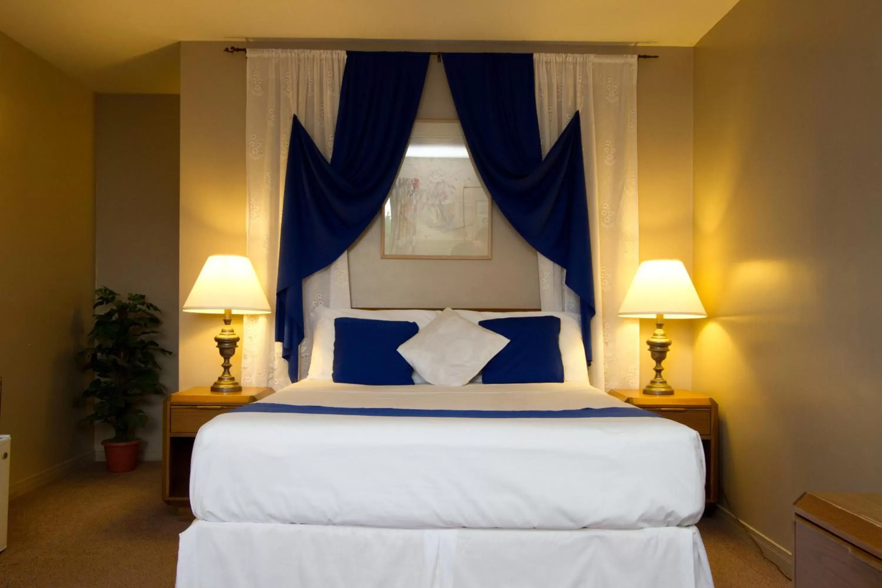 Bed in Knights Inn Lindsay Bed in Knights Inn Lindsay