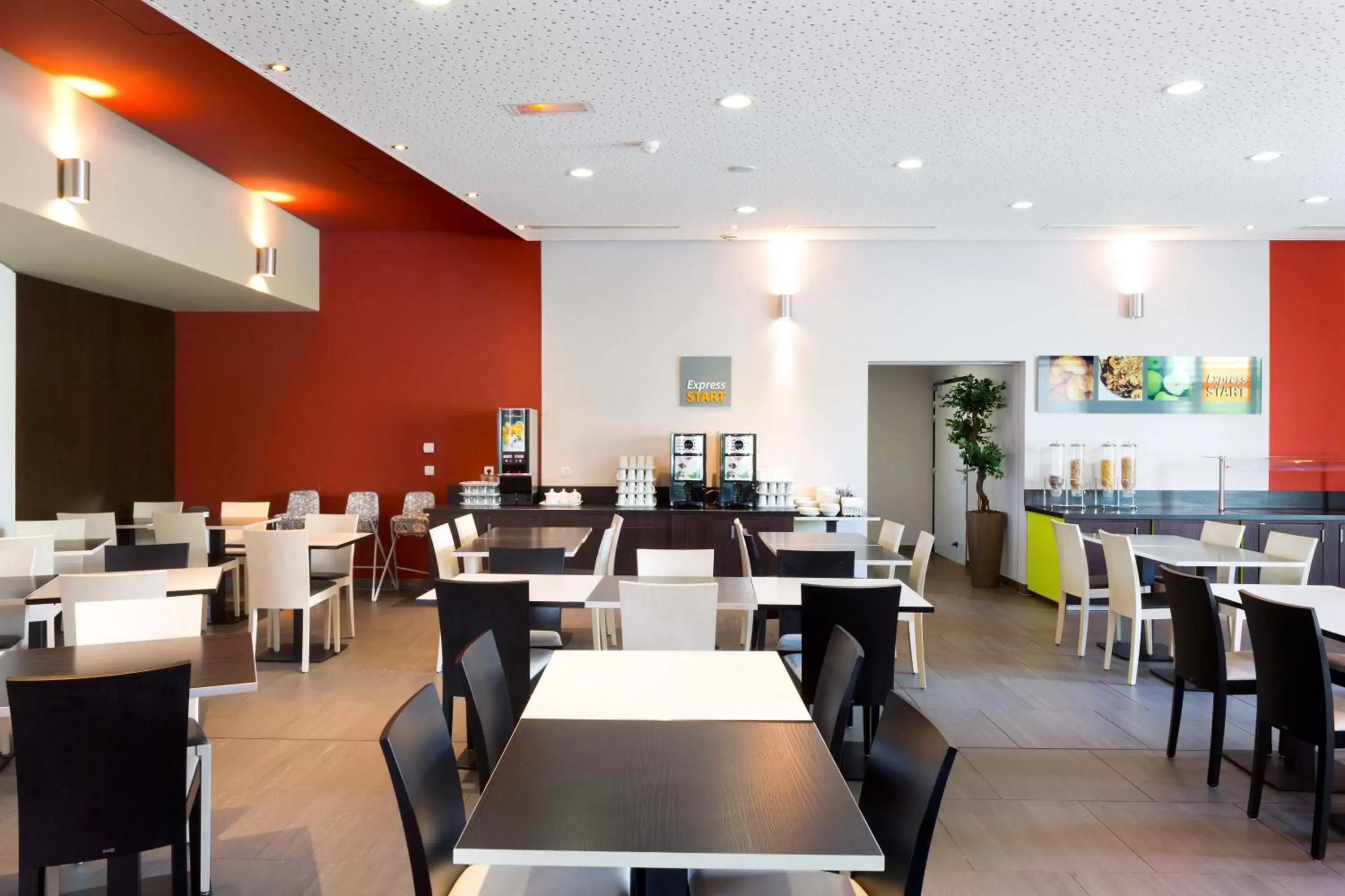 Breakfast, Restaurant/Places to Eat in Holiday Inn Express Montpellier - Odysseum, an IHG Hotel