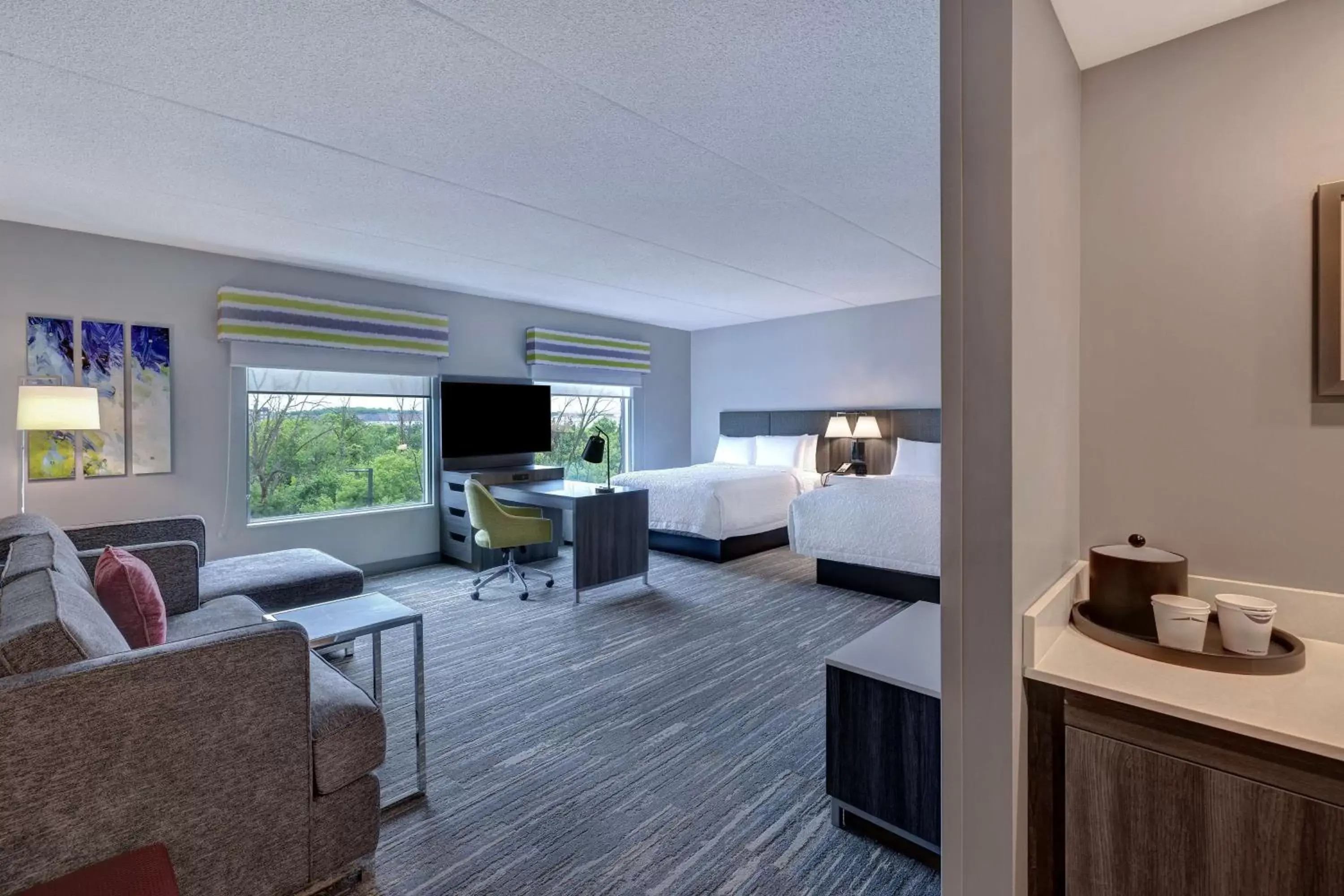 Bedroom in Hampton Inn & Suites Burlington, Ontario, Canada