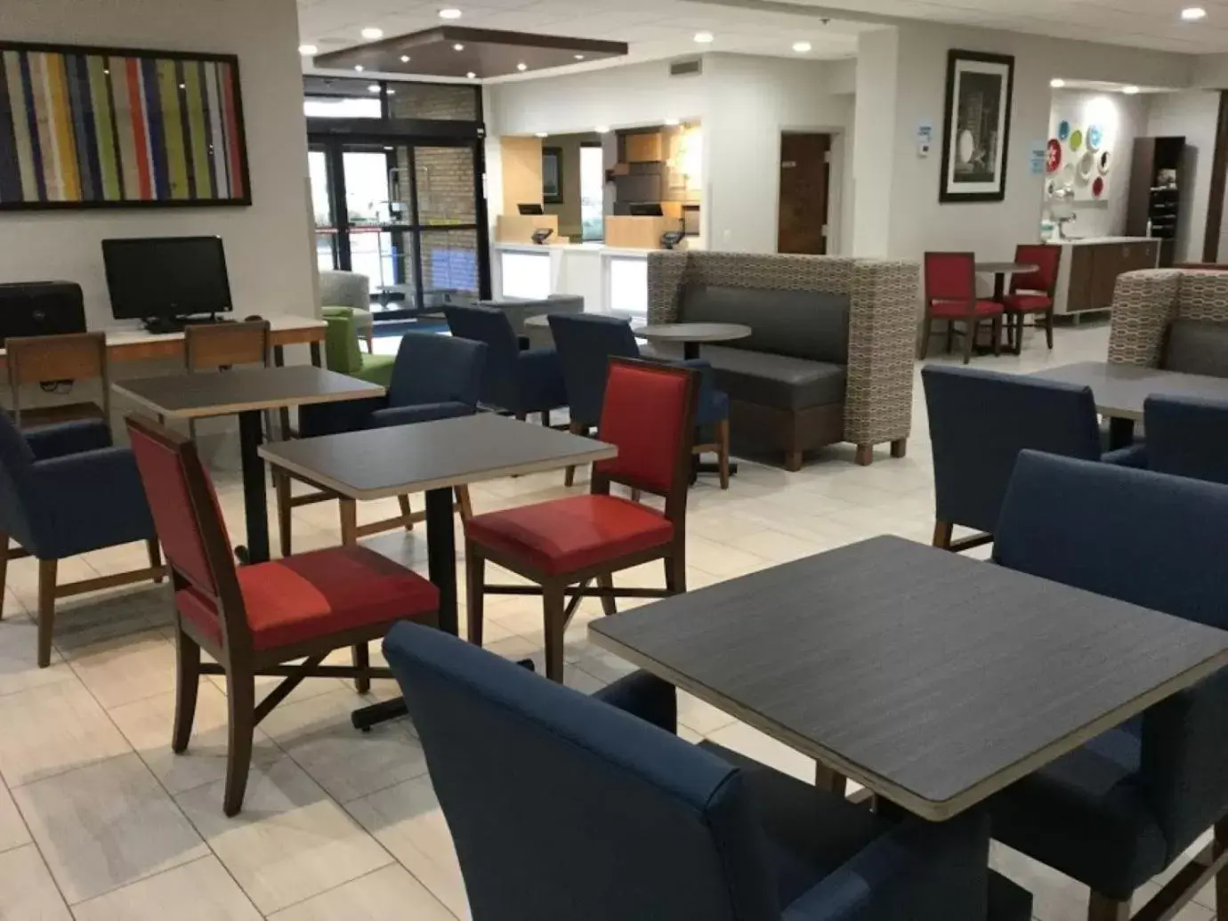 Lobby or reception, Restaurant/Places to Eat in Holiday Inn Express Easton, an IHG Hotel