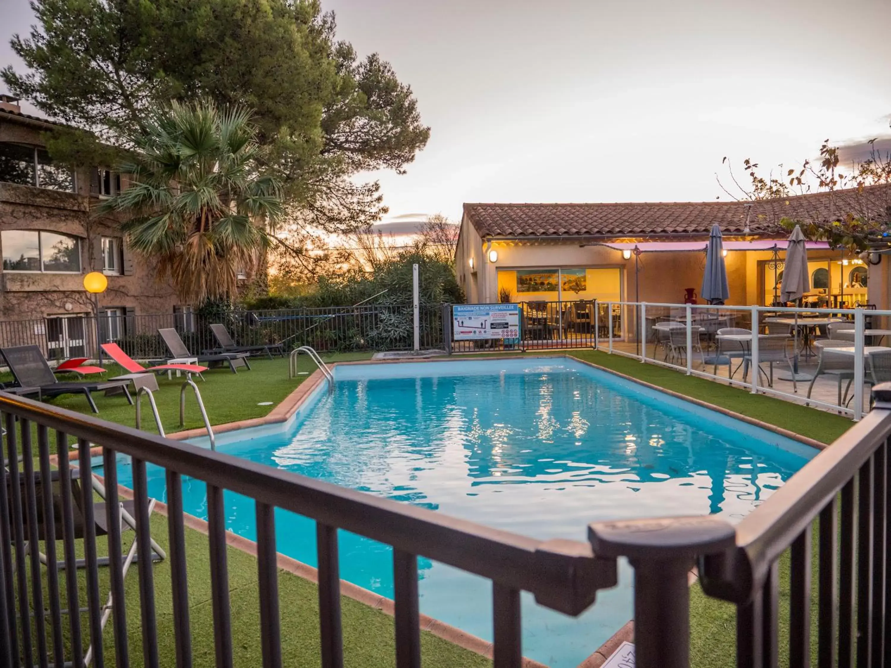 Swimming Pool in Logis Hotel Restaurant Uzès Pont du Gard