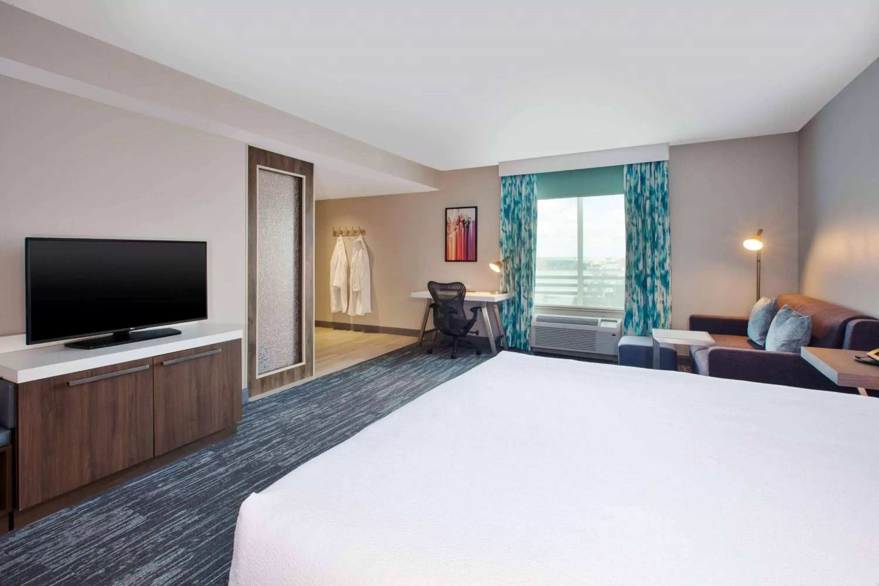 Bed, TV/Entertainment Center in Hilton Garden Inn Dayton/ Beavercreek