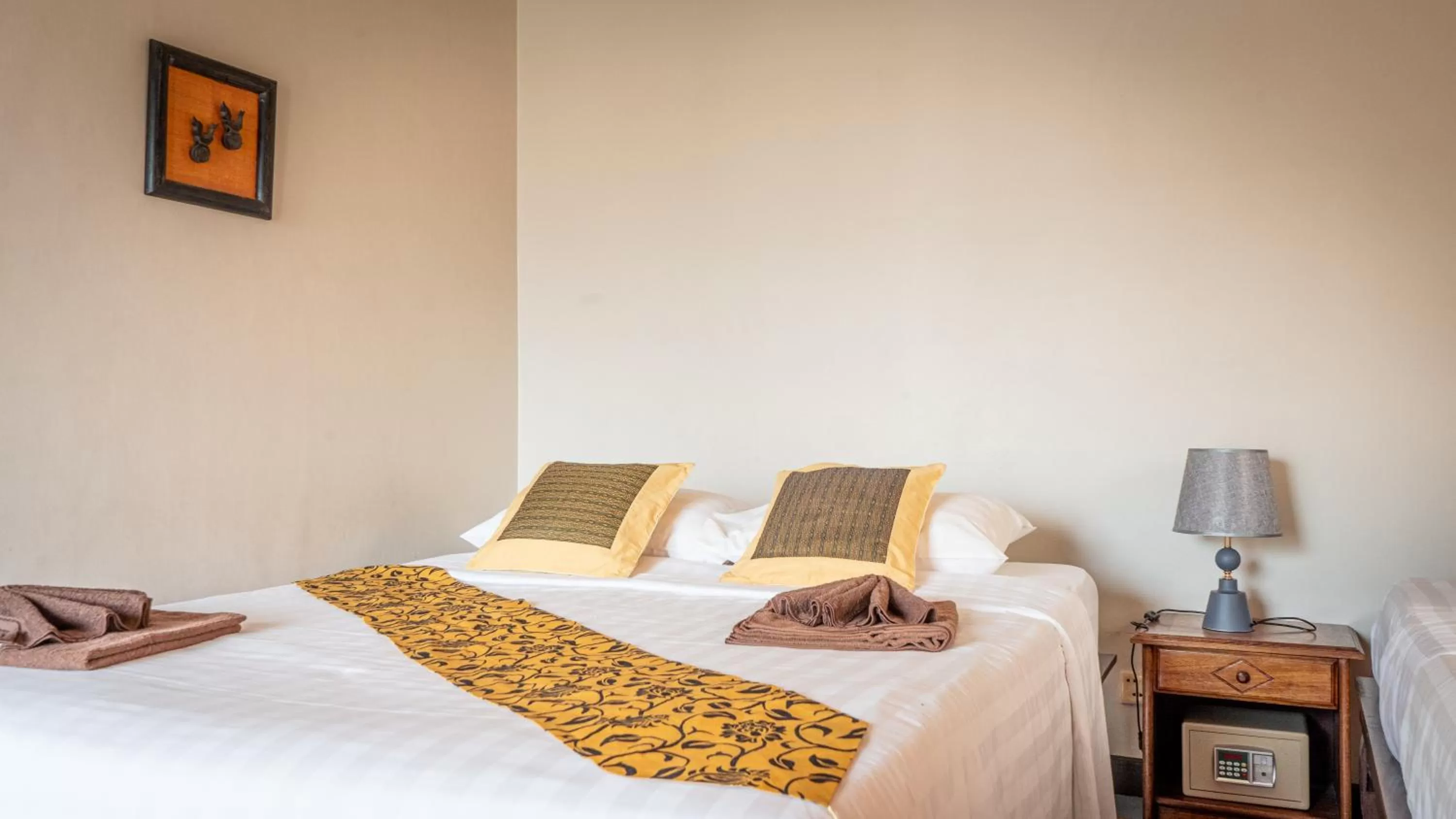 Bed in DEN HOTEL TOTONOU SIEM REAP