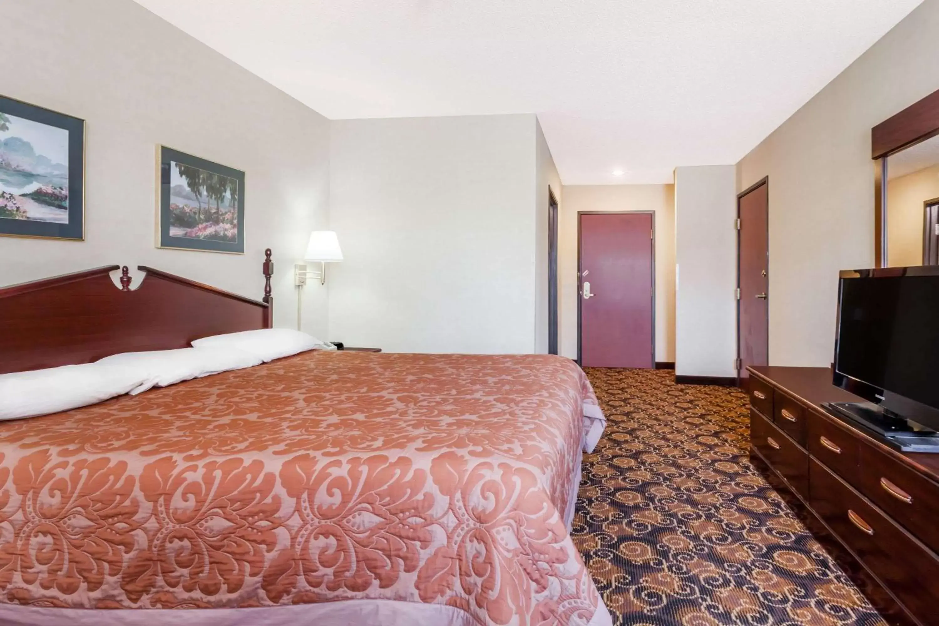 Photo of the whole room, Bed in Super 8 by Wyndham Evansville North