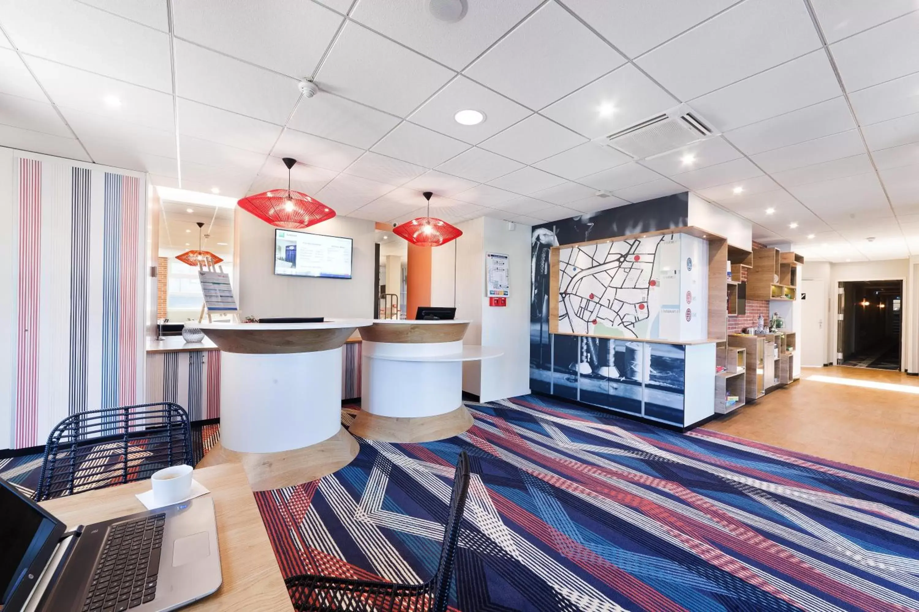 Lobby or reception in ibis Styles Toulouse Lavaur