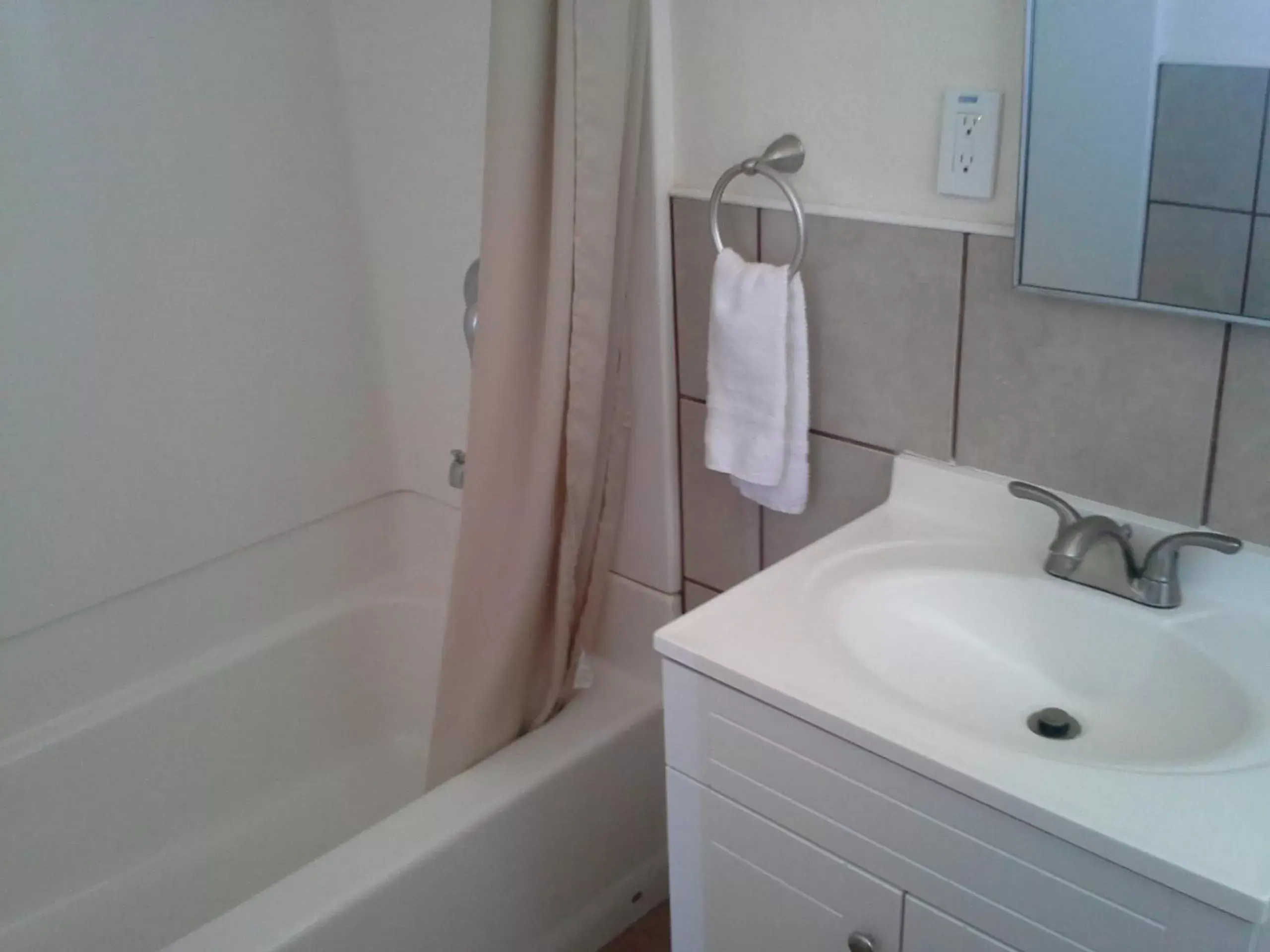 Shower, Bathroom in Boron Motel