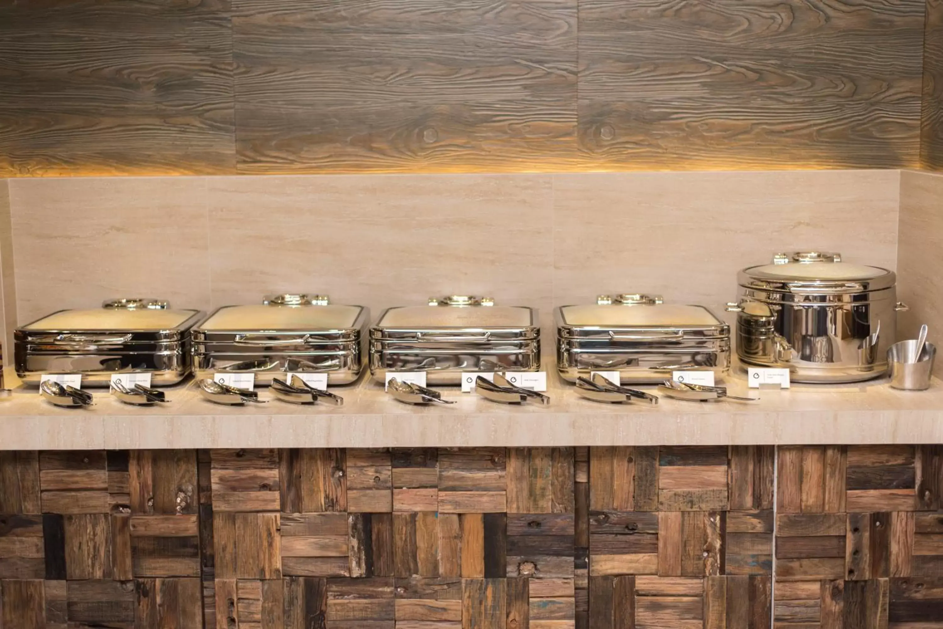 Restaurant/places to eat in Samann Grand Restaurant/places to eat in Samann Grand