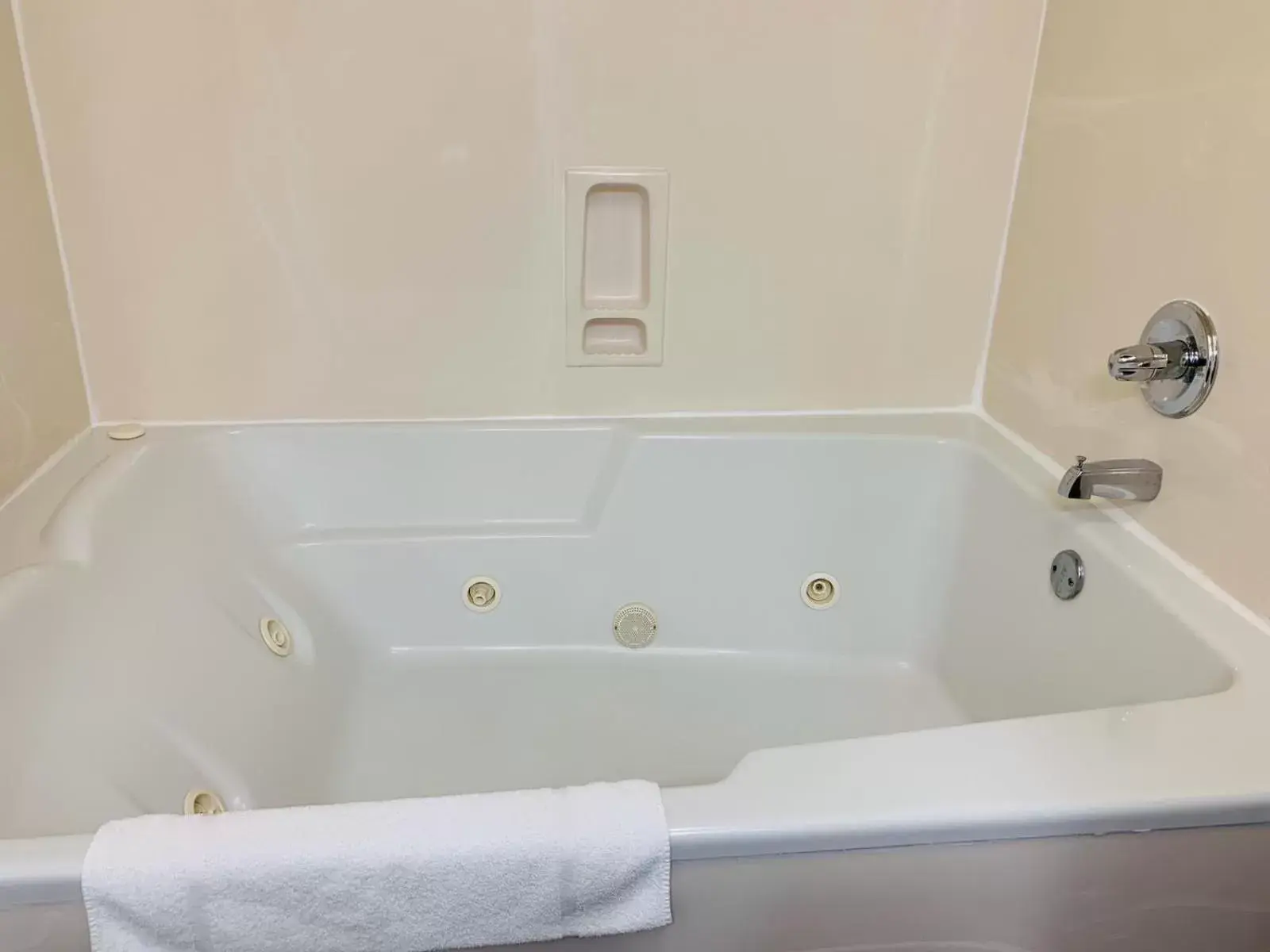 Hot Tub, Bathroom in Country Inn & Suites by Radisson, Alpharetta, GA