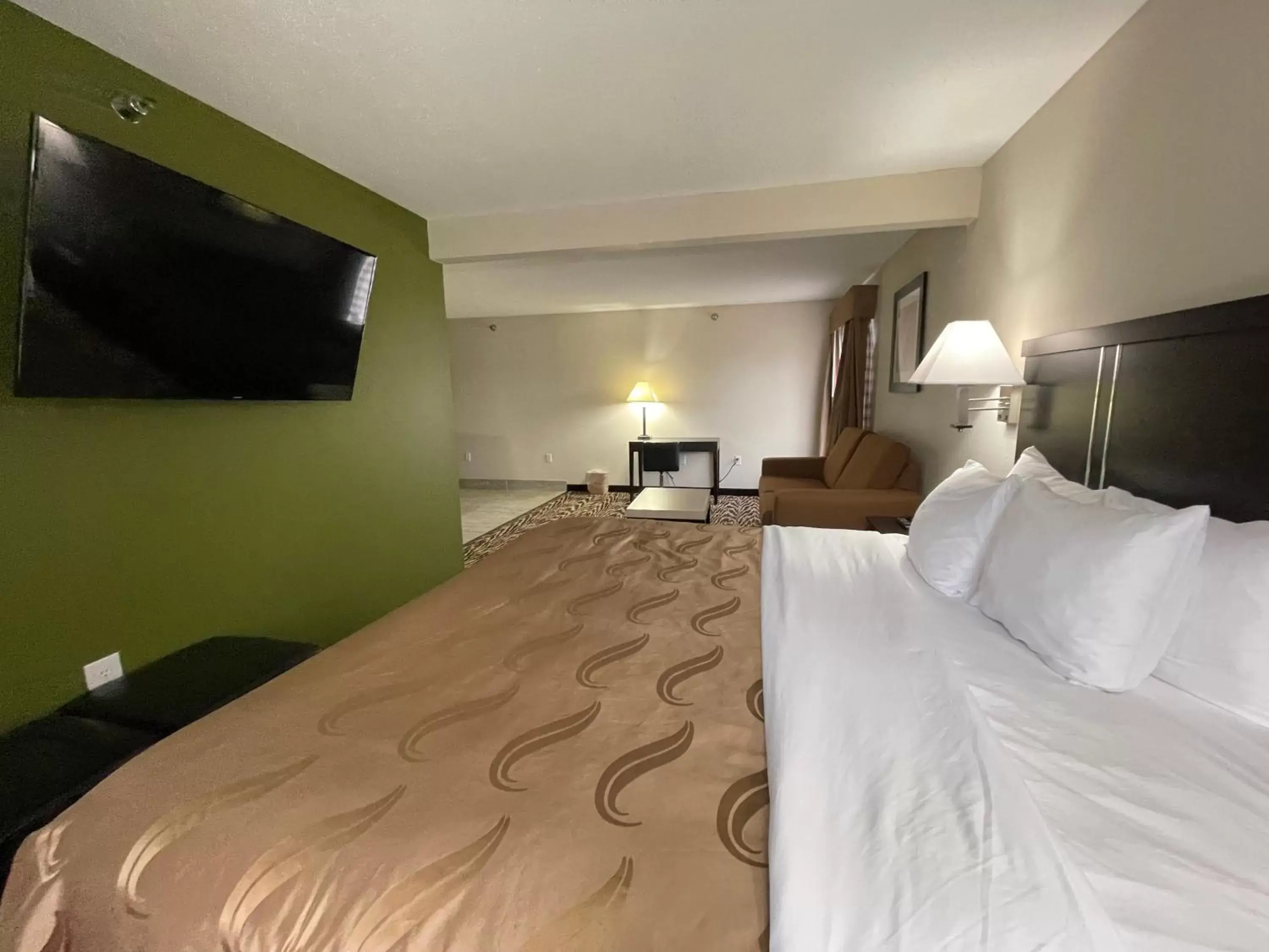 Bed in Quality Inn & Suites Clemmons I-40