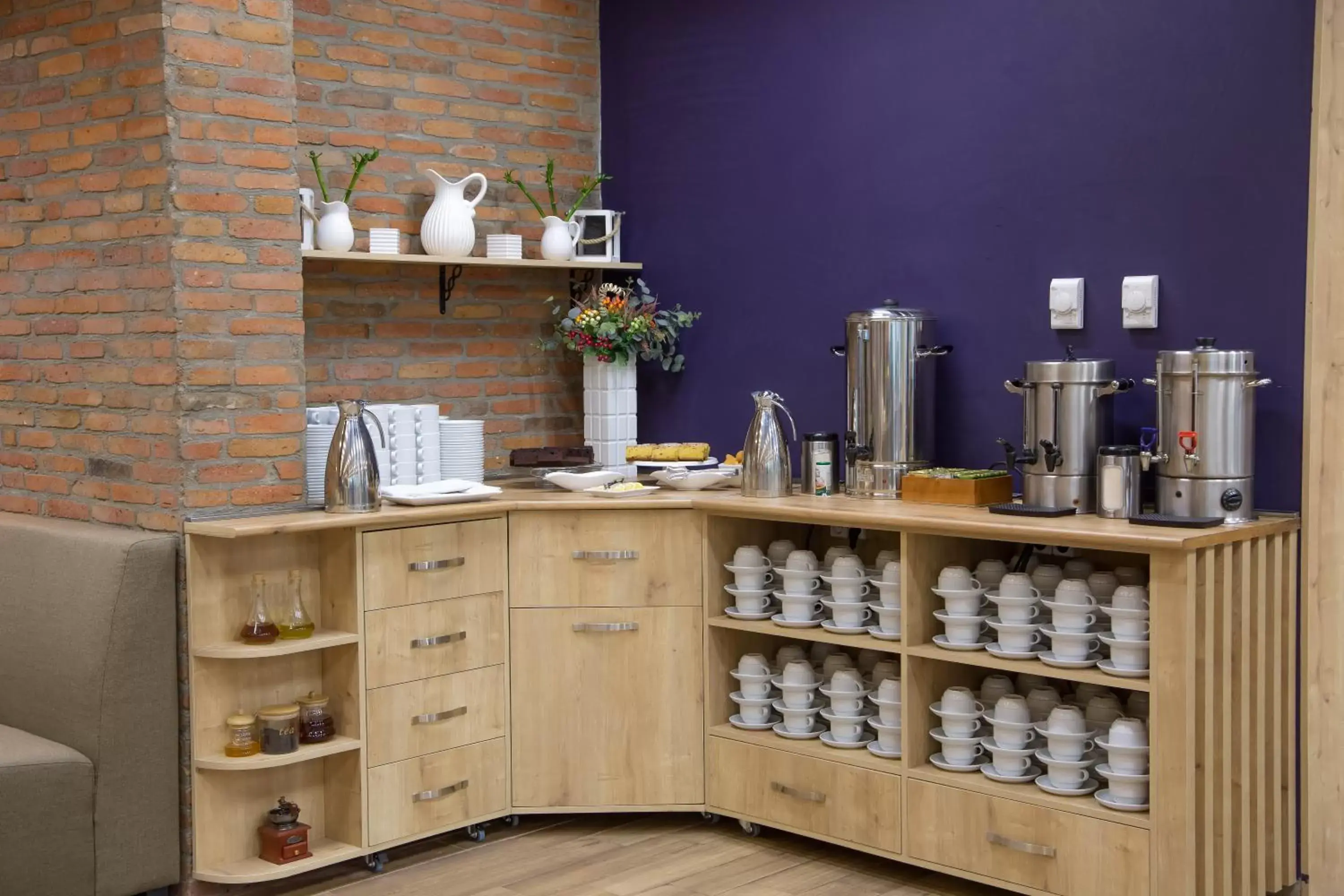 Coffee/tea facilities in Iveria Inn Hotel