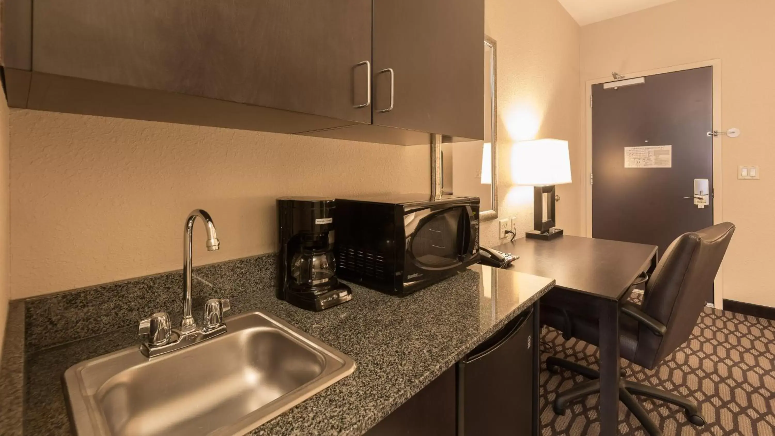 Photo of the whole room, Kitchen/Kitchenette in Holiday Inn North Quail Springs, an IHG Hotel