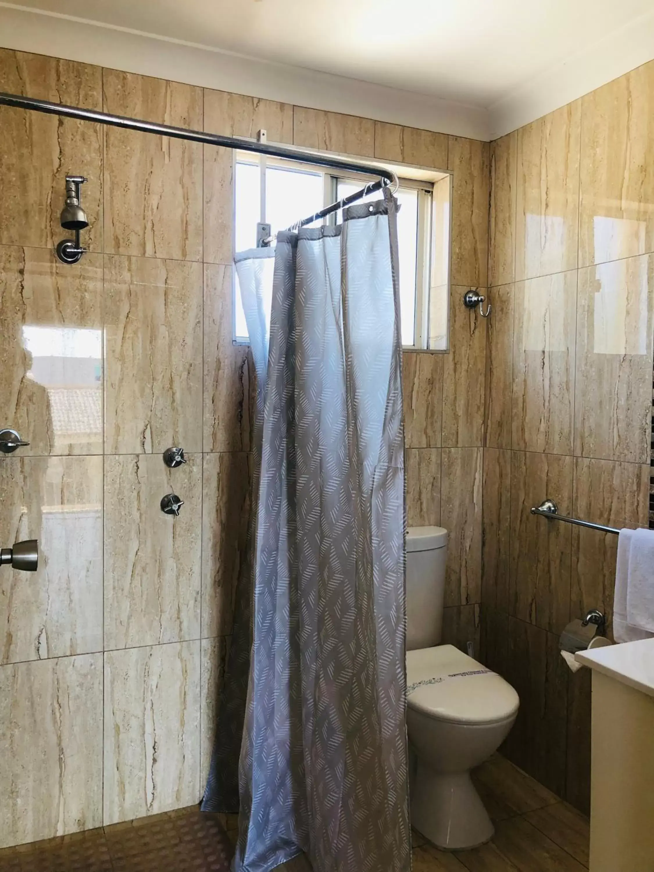 Shower, Bathroom in Buccaneer Motel