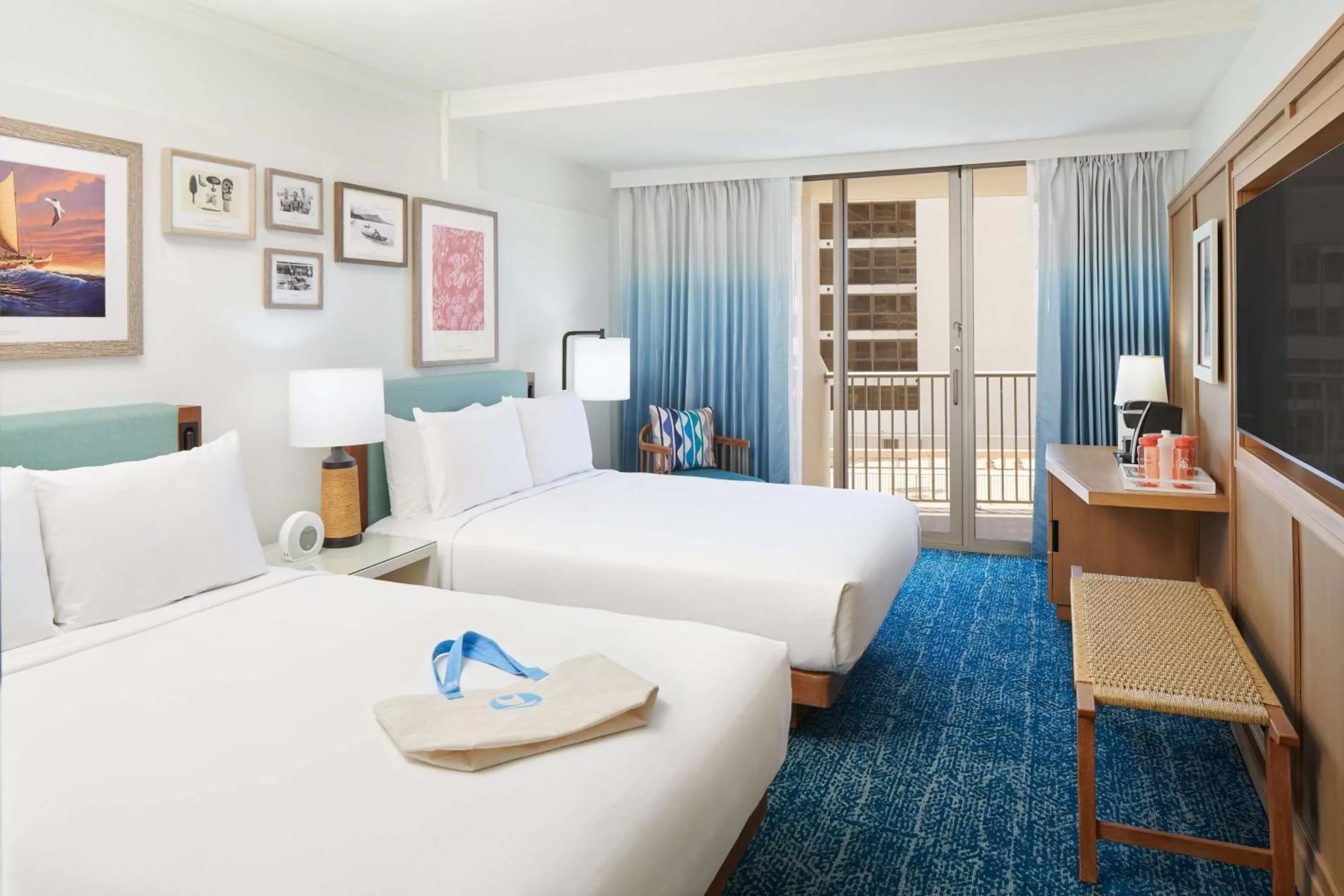 Balcony/Terrace, Bed in OUTRIGGER Reef Waikiki Beach Resort