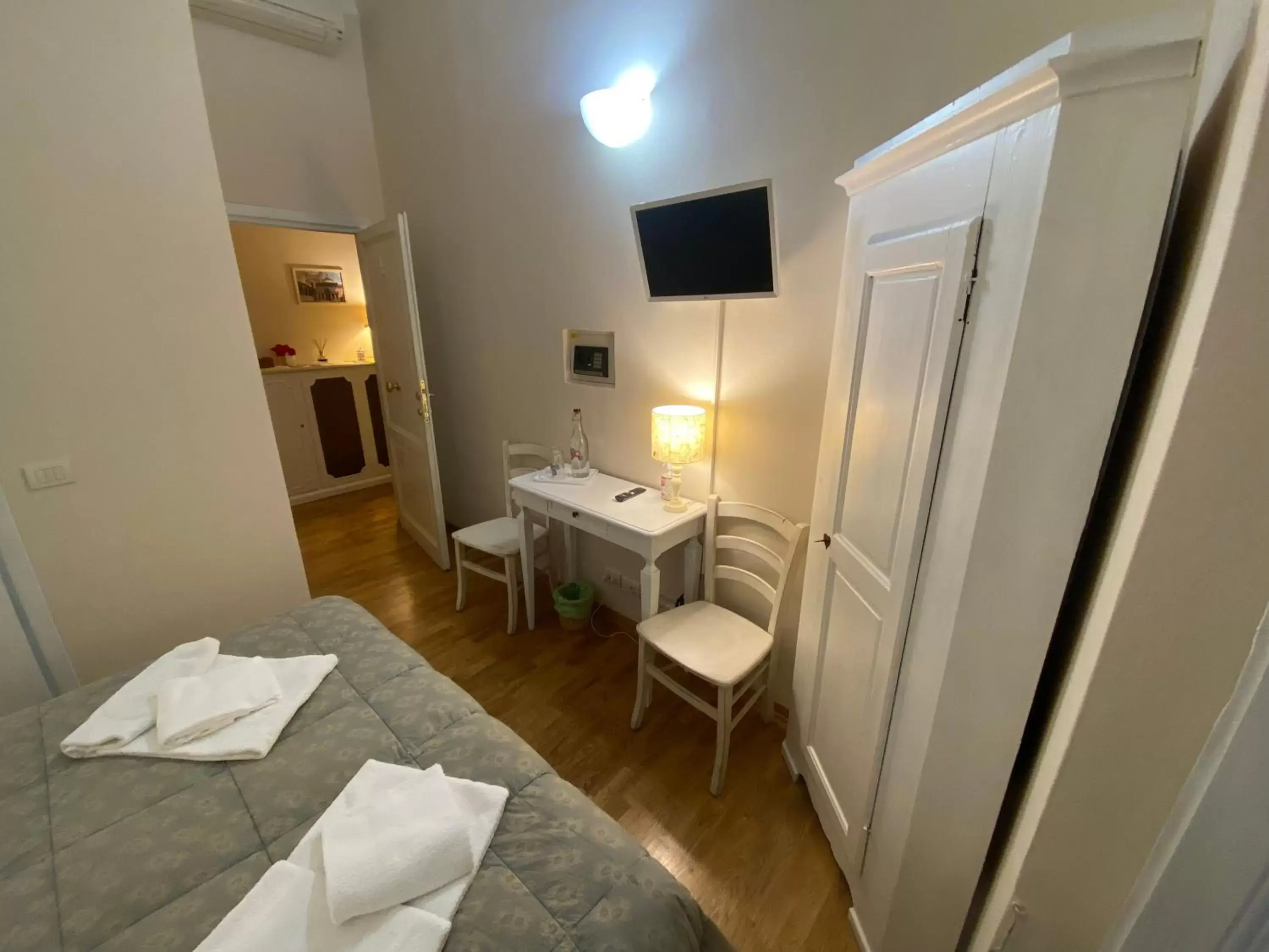 Bedroom, TV/Entertainment Center in Relais Del Duomo