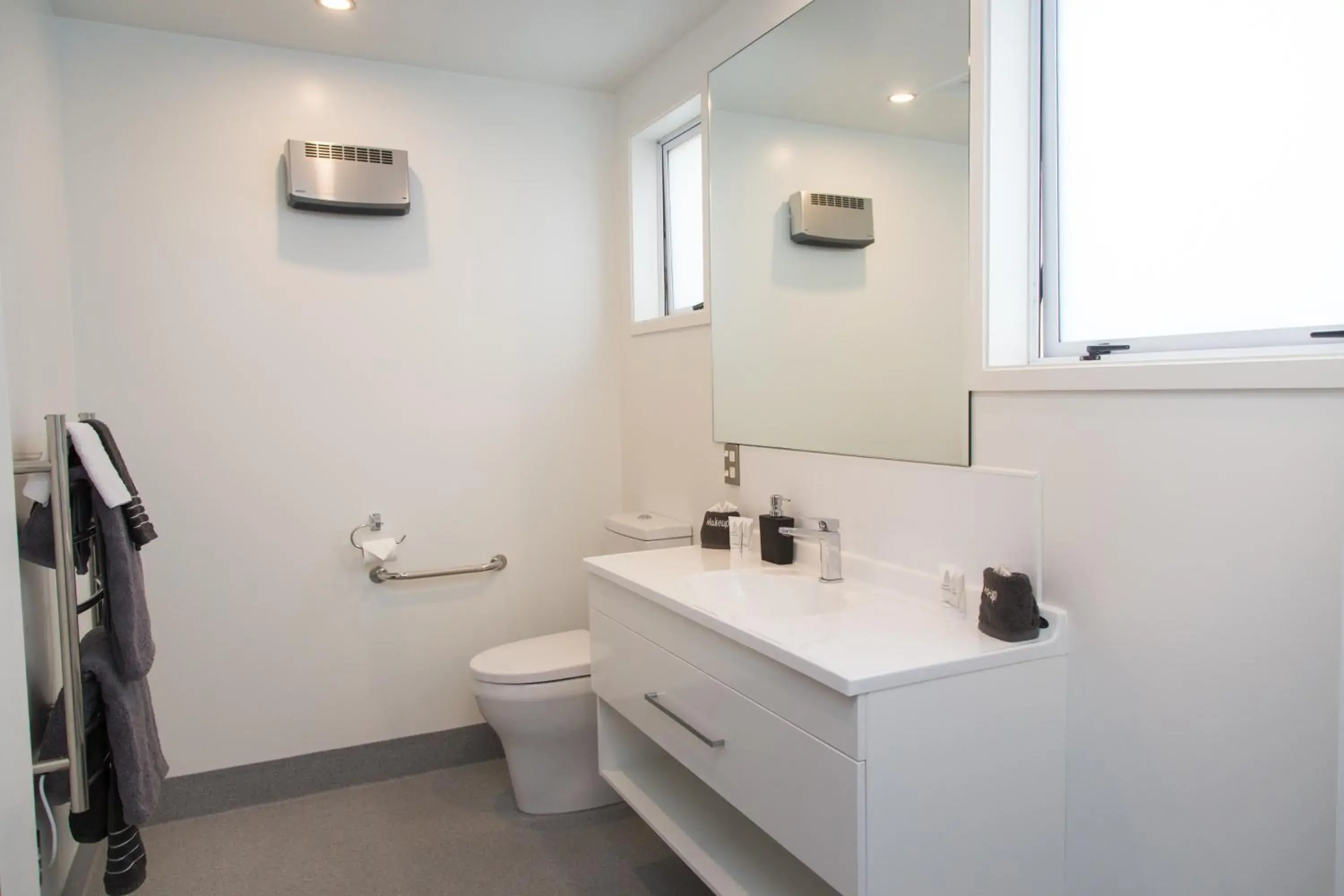 Bathroom in Dunedin Motel and Villas