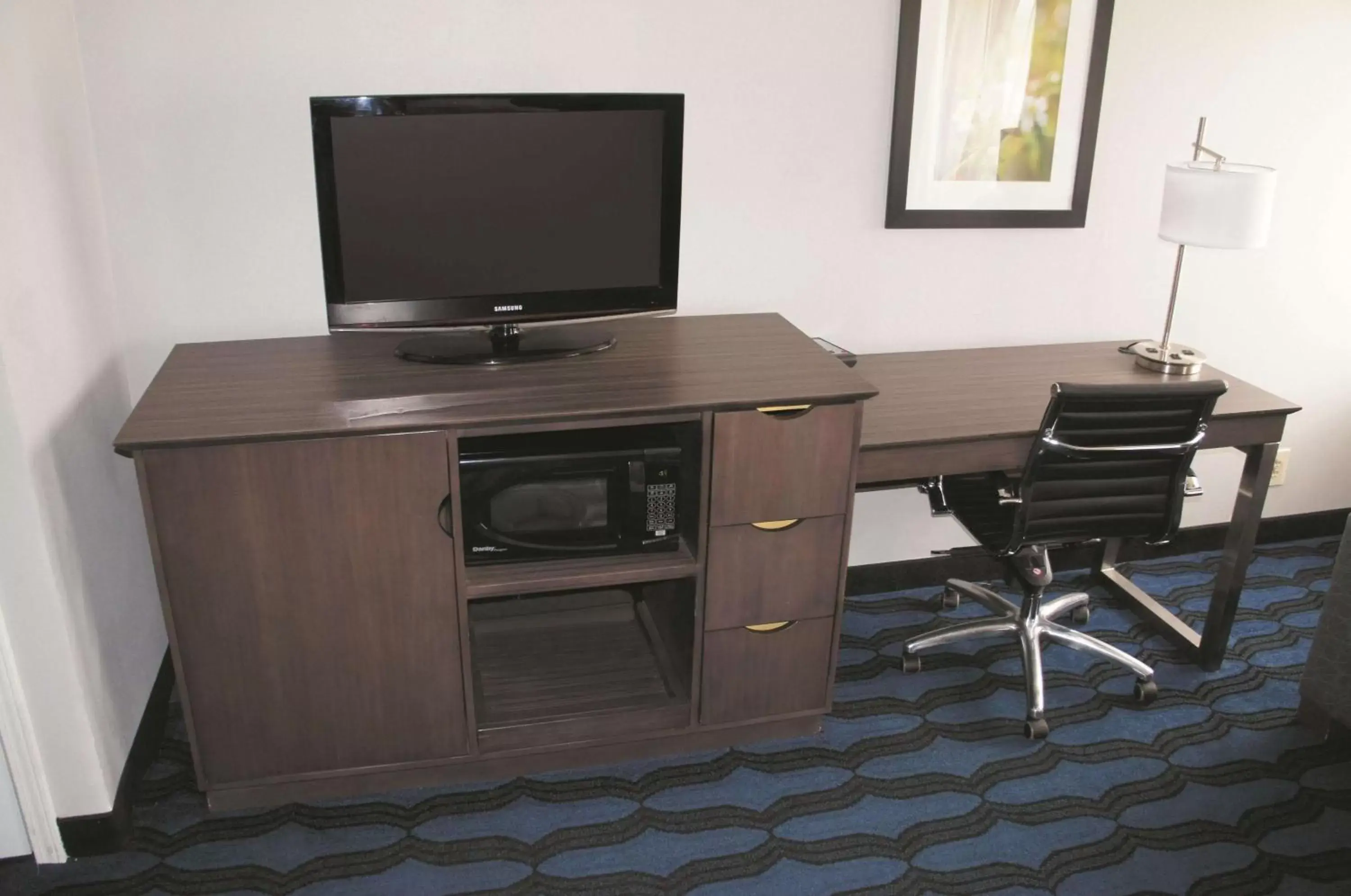 Photo of the whole room, TV/Entertainment Center in La Quinta Inn by Wyndham St. Louis Hazelwood - Airport North