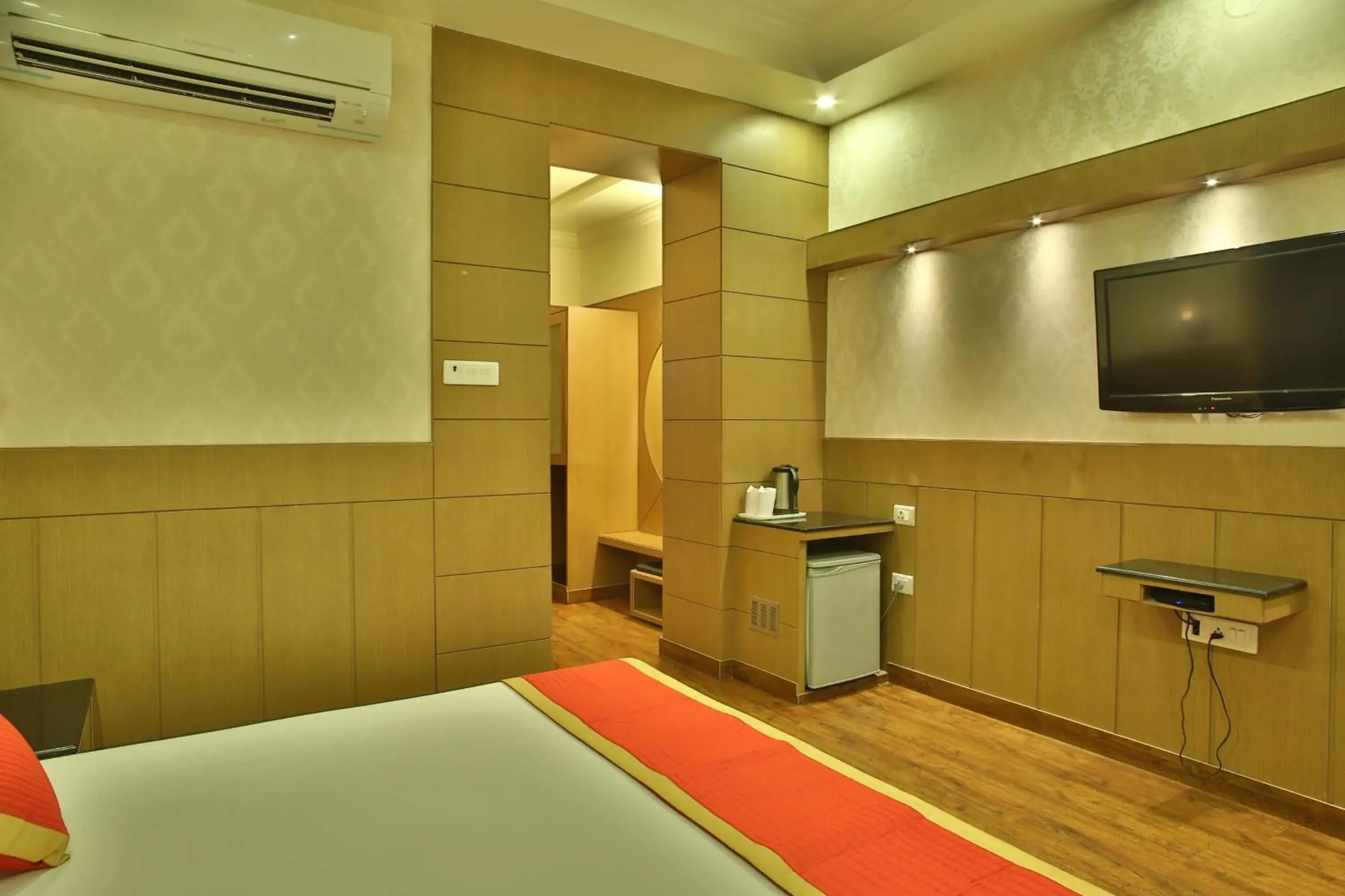 Bed, TV/Entertainment Center in Hotel The Grand Chandiram