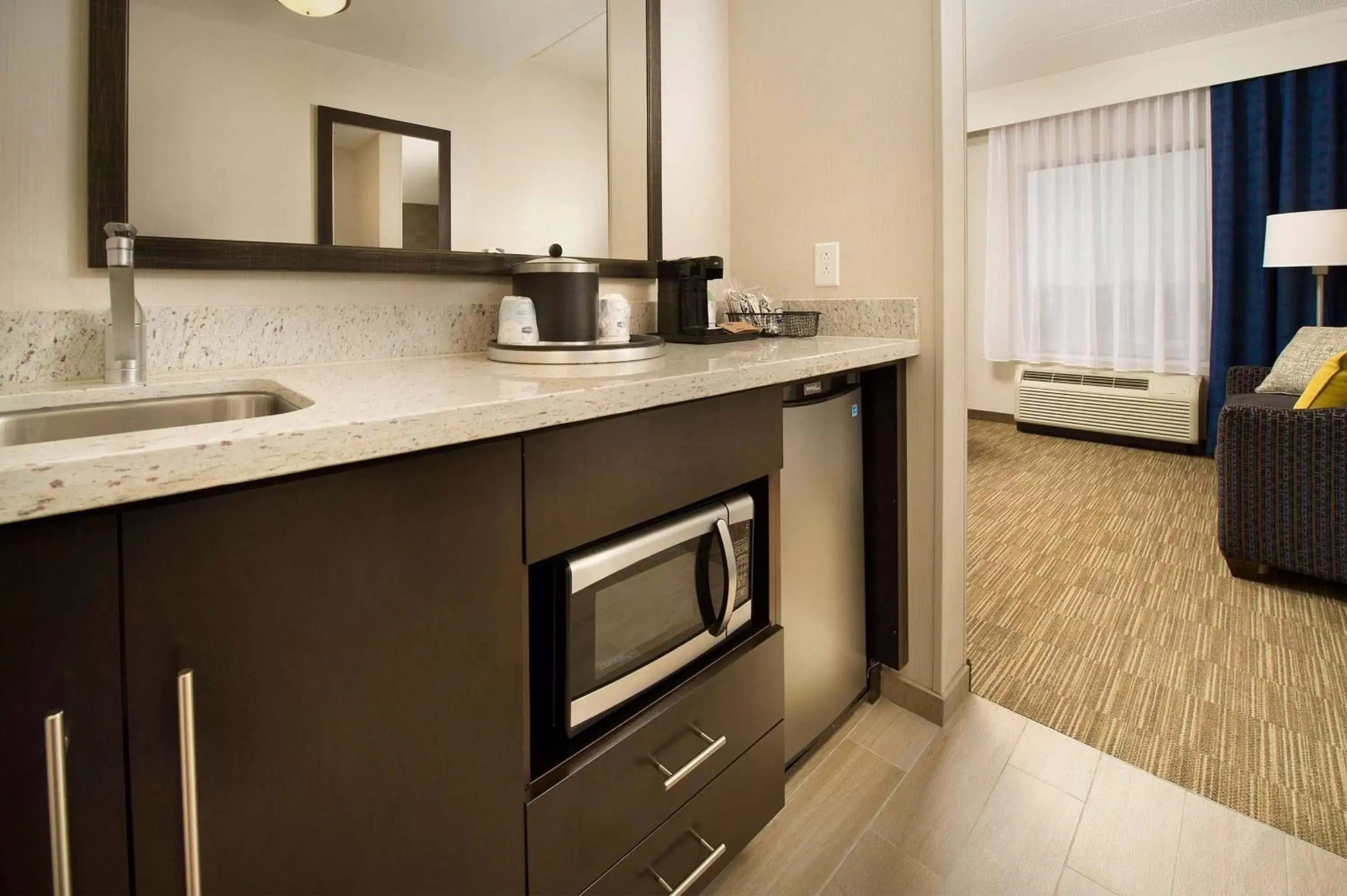 Kitchen or kitchenette, Bathroom in Hampton Inn & Suites Baltimore/Woodlawn