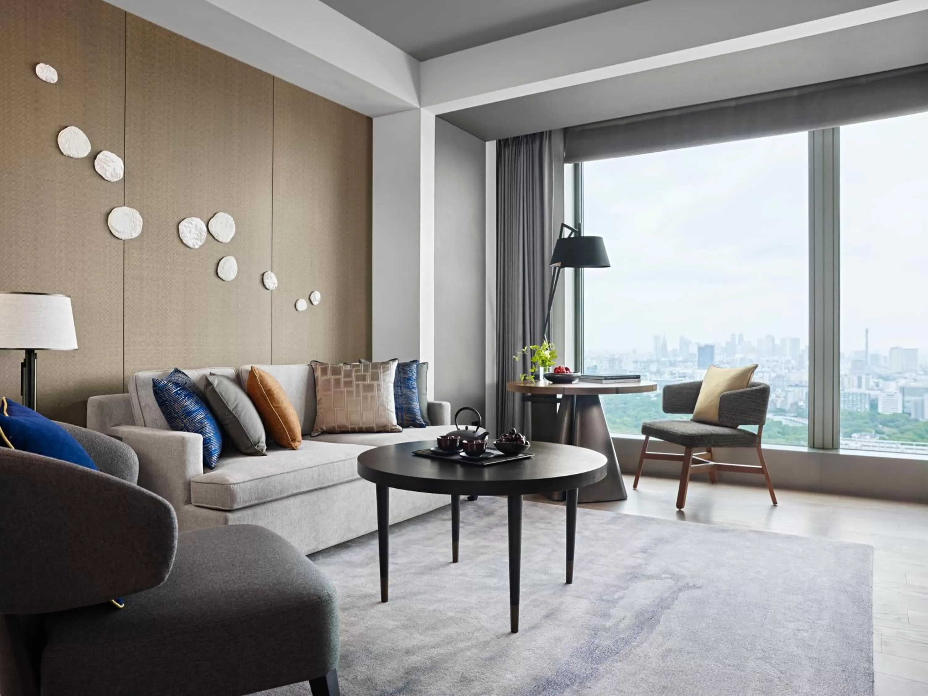 Living room in Four Seasons Hotel Tokyo at Otemachi