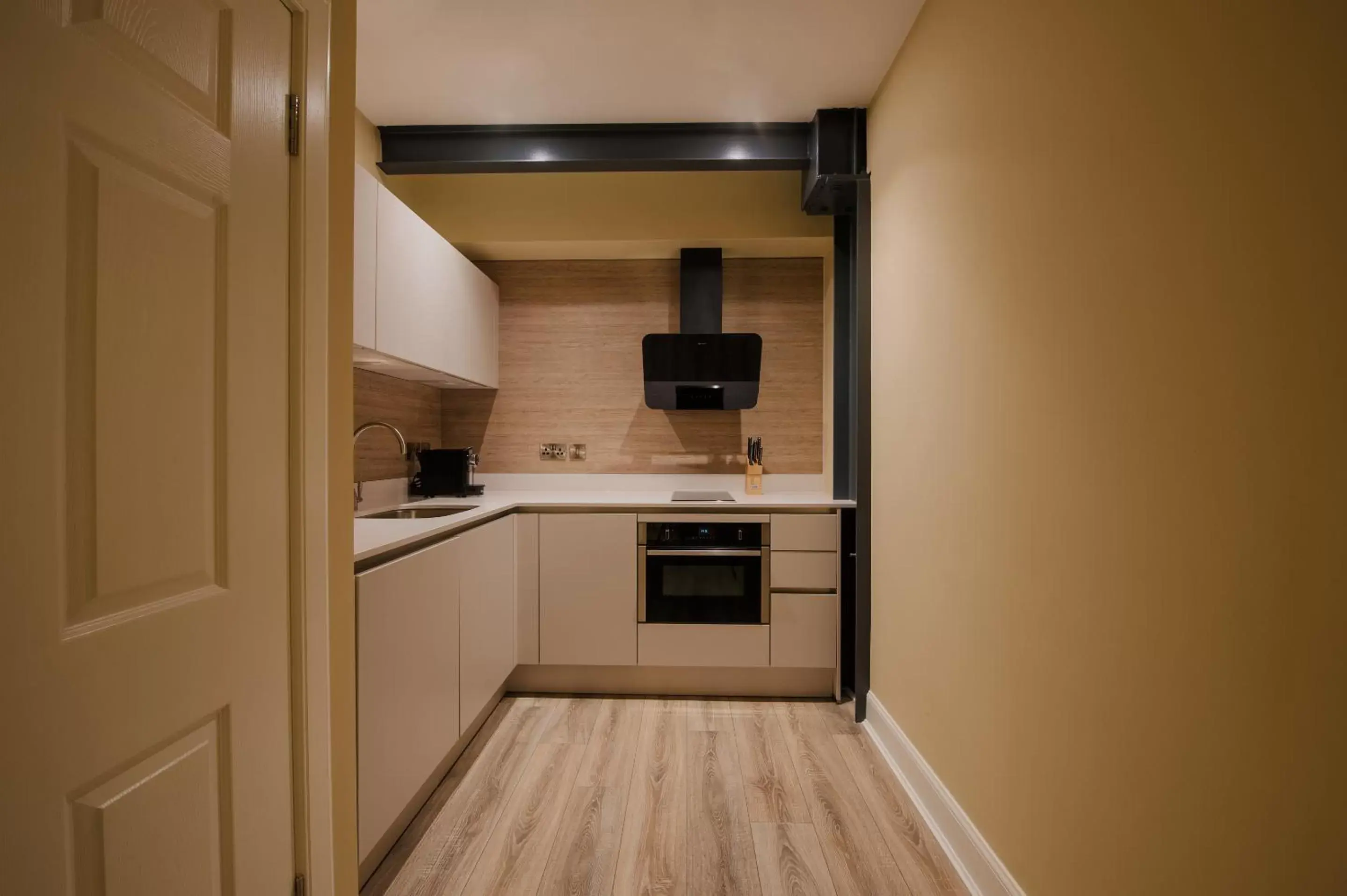 Kitchen or kitchenette, Kitchen/Kitchenette in Sonder Royal Garden Apartments