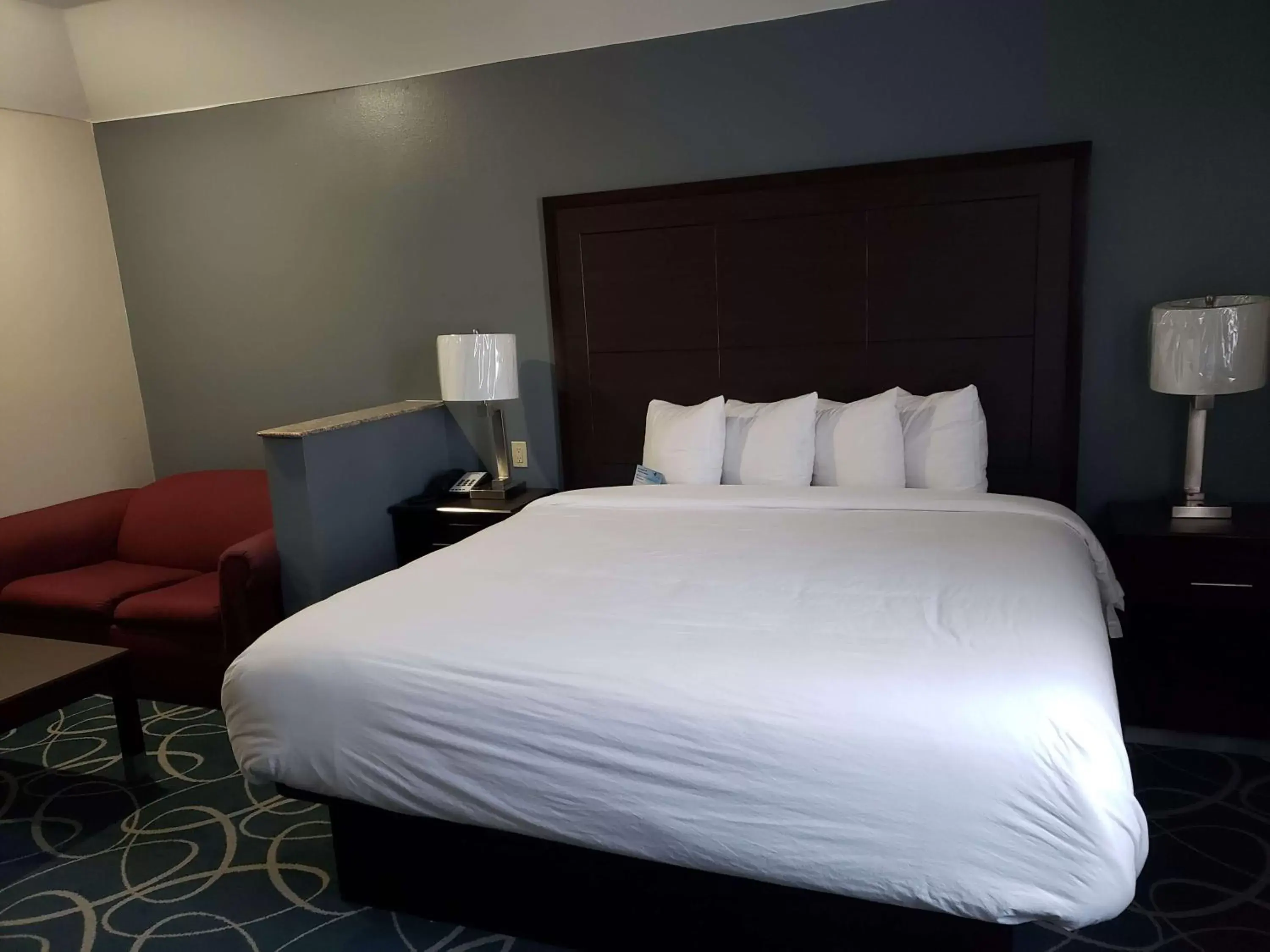 Photo of the whole room, Bed in Days Inn & Suites by Wyndham Cleburne TX