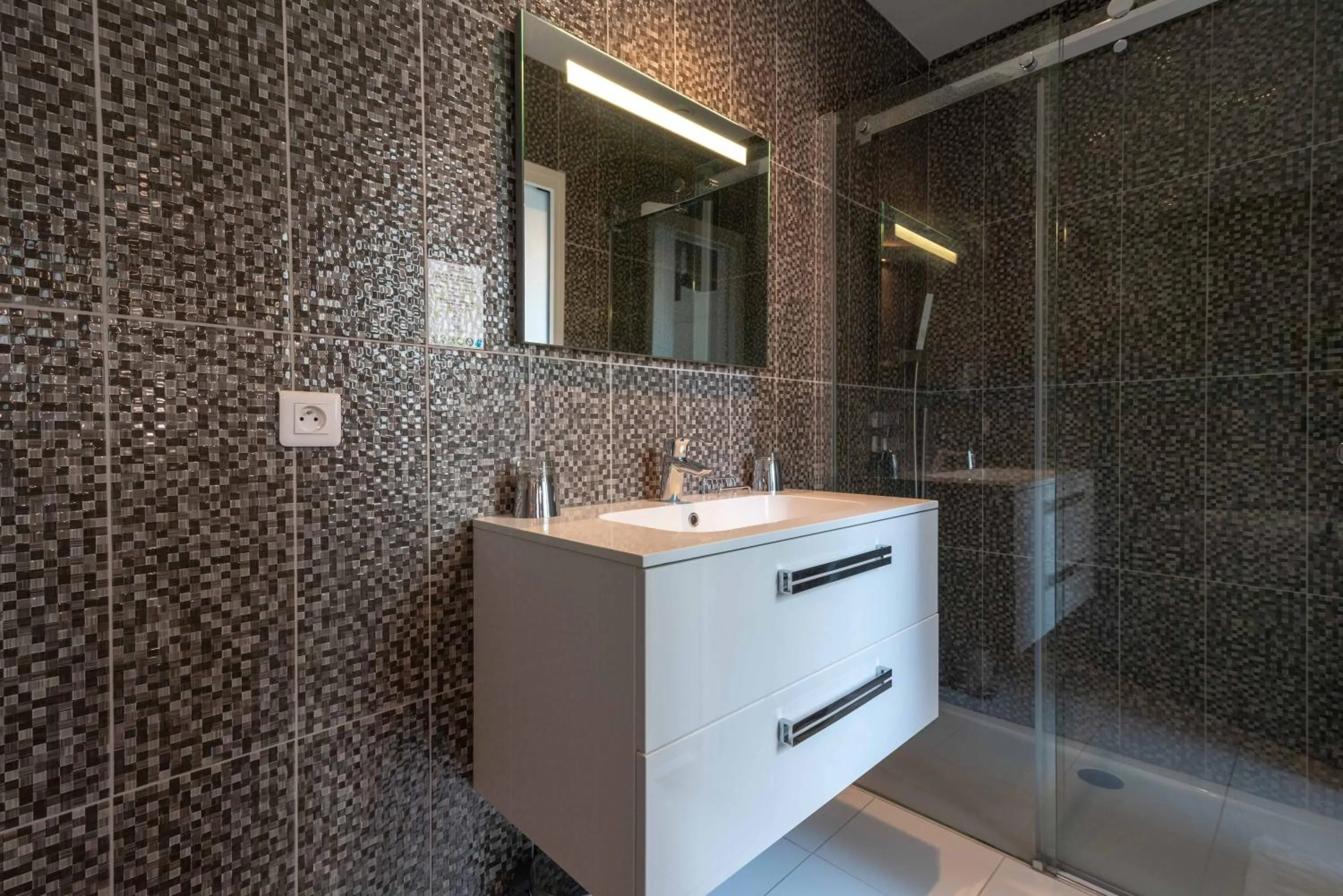 Bathroom in Makom Pereire