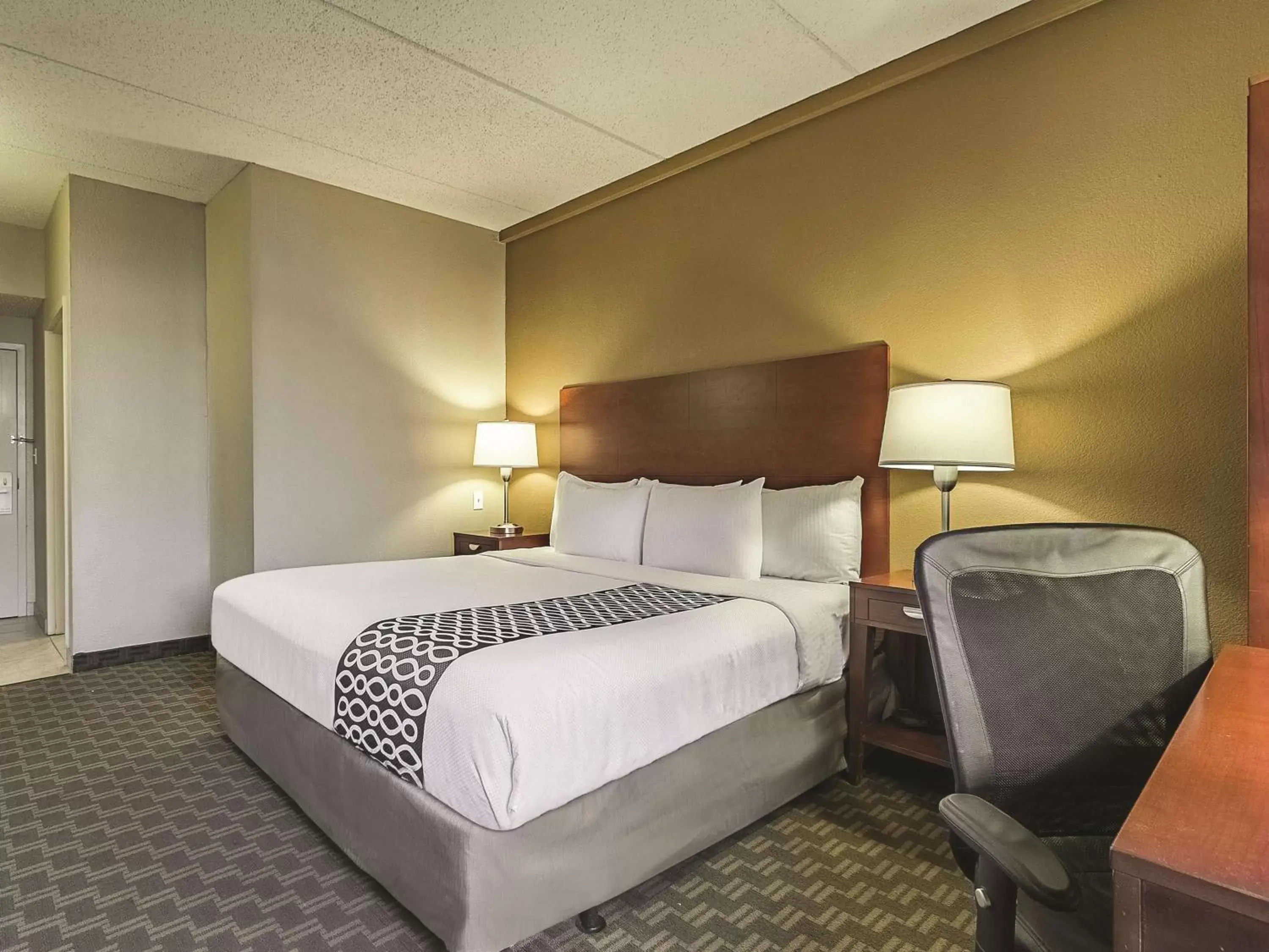 Photo of the whole room, Bed in La Quinta by Wyndham Cleveland Airport West