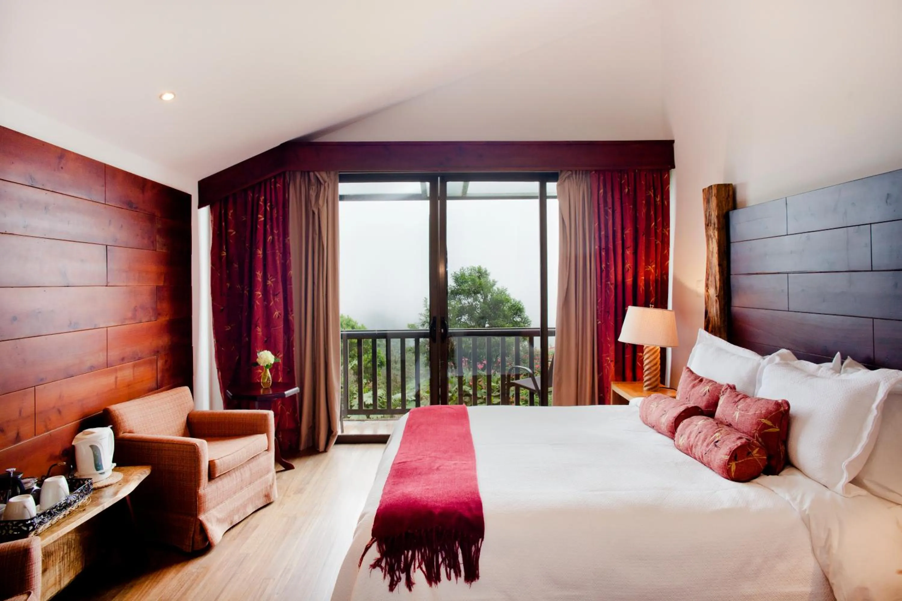 Bedroom, Bed in Poas Volcano Lodge