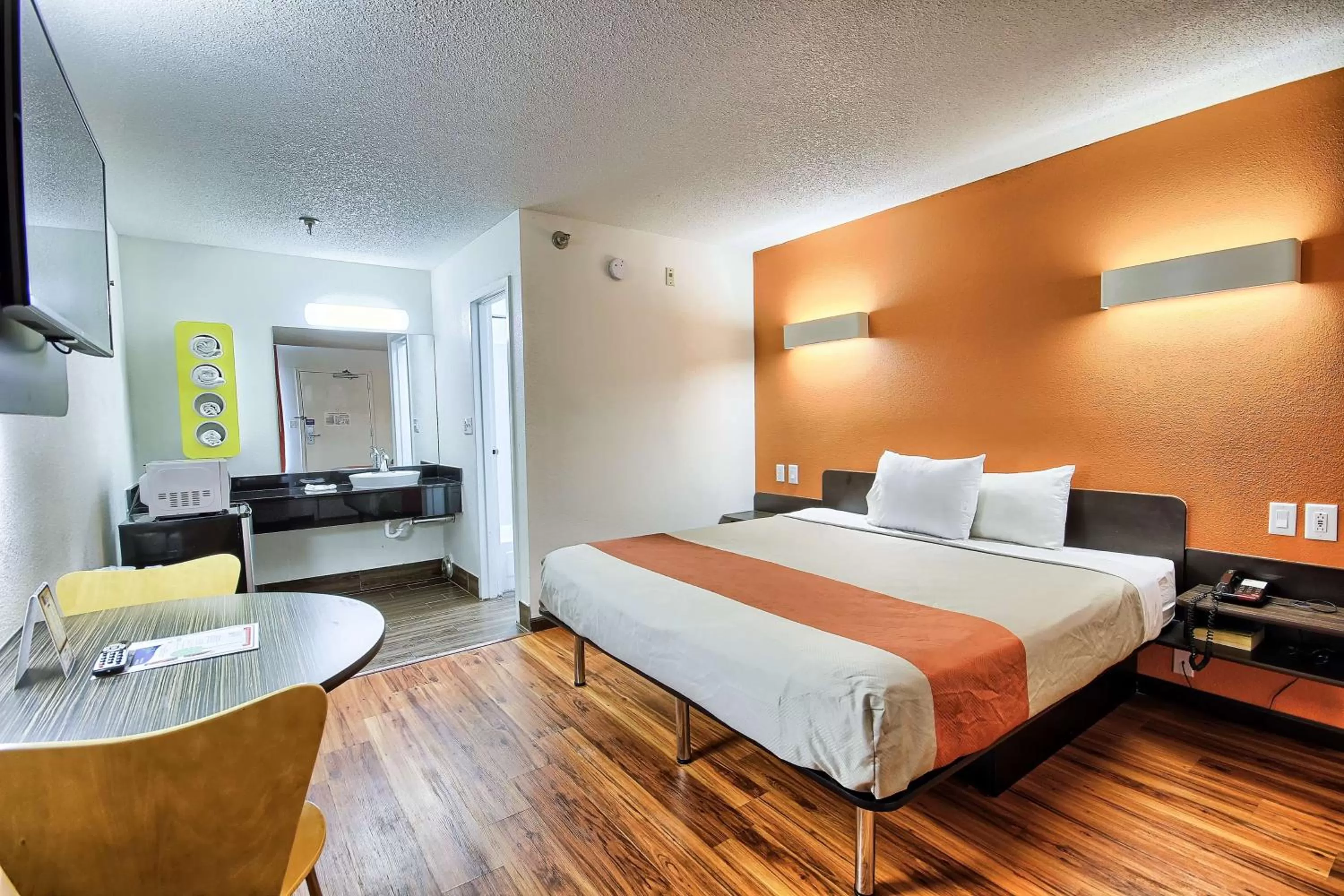 TV and multimedia, Bed in Motel 6-Columbus, OH - West
