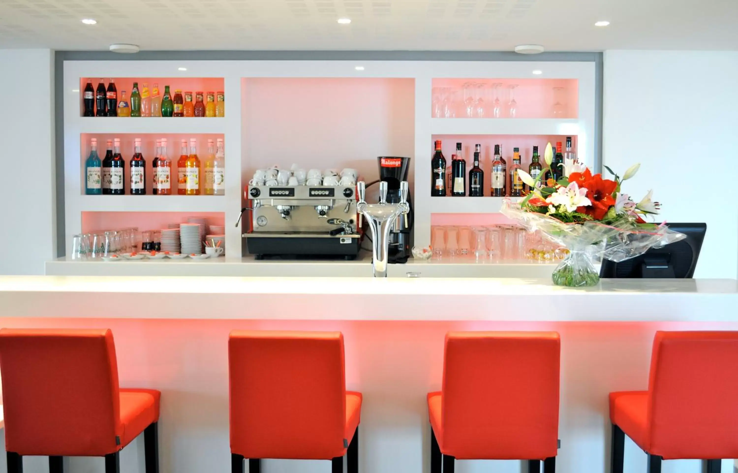 Lounge or bar, Lounge/Bar in ibis Lyon Est Chaponnay