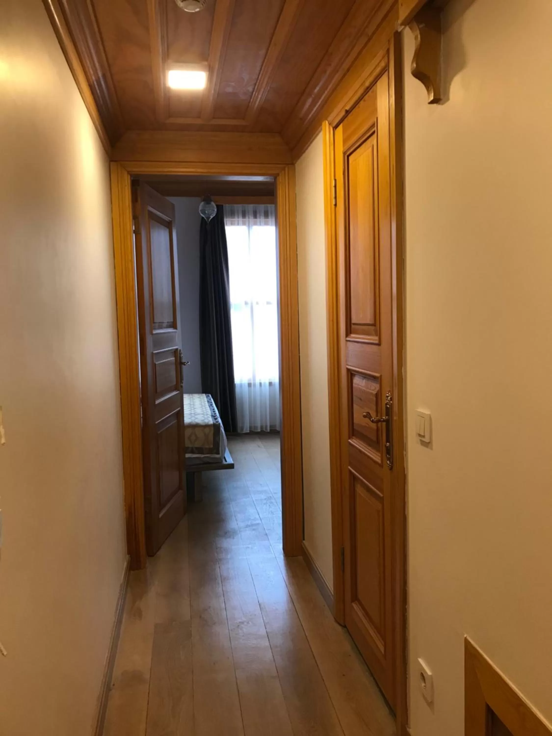 Photo of the whole room, Bed in Green Mansion