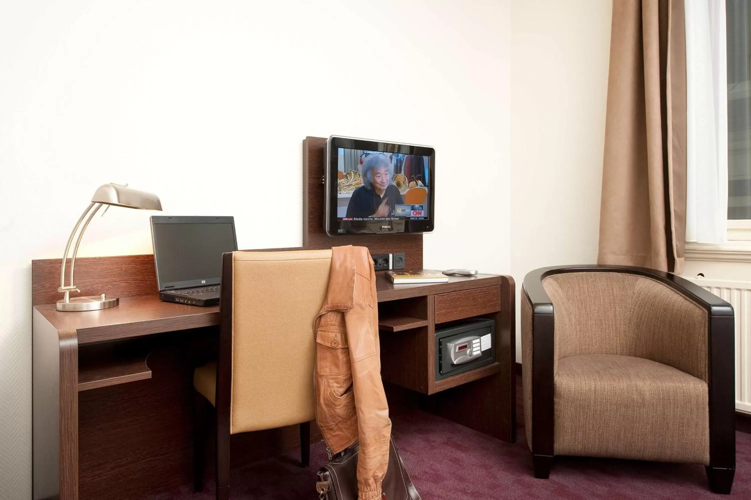 Photo of the whole room, TV/Entertainment Center in Best Western Dam Square Inn